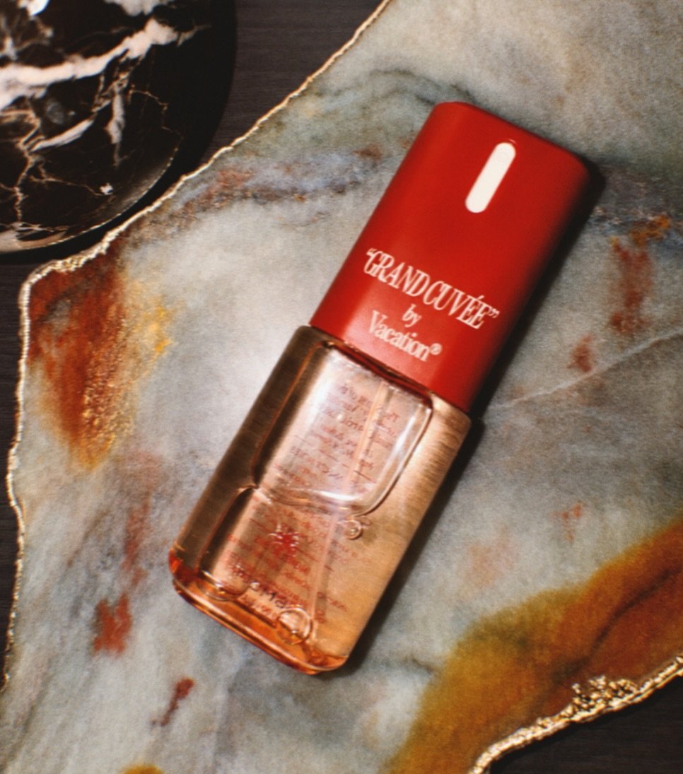 Golden hour in a bottle. ❤️&zwj;🔥
One thing about me? I&rsquo;m going to smell like a luxury vacation even when I&rsquo;m just running errands.

Obsessed with this dreamy little moment from @vacationinc ✨🌴 #GrandCuevee 

#VacationInc
#PerfumeLover
