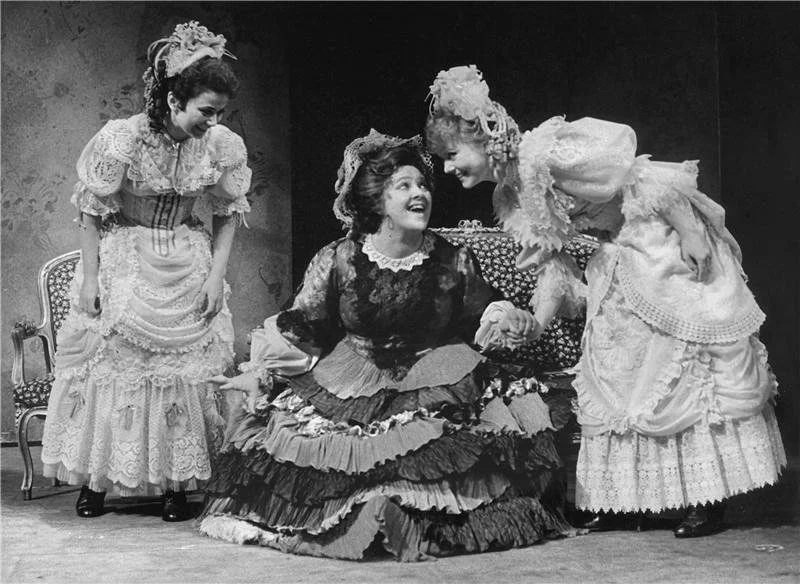 Výnosné místo - 13.06.1985 J. Boušková (Julinka), B. Holišová (Kukuškinová), J. Švehlová (Polina) Foto: Oldřich Pernica. Archov ND.