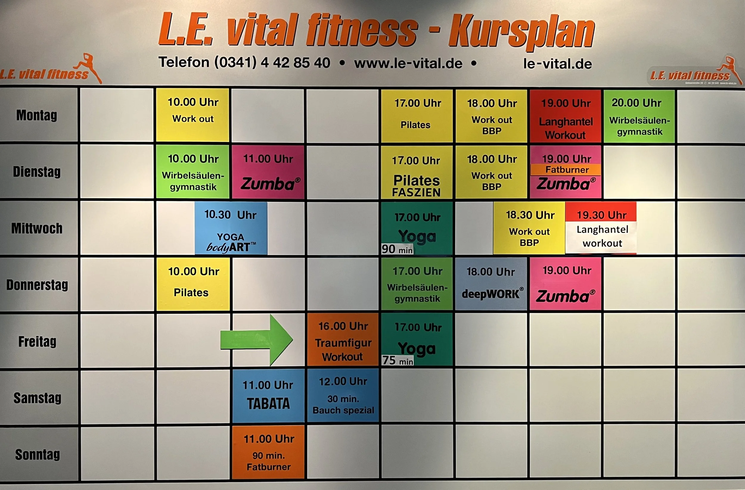 Trainingsplan der Fitnessstudio L.E. vital fitness mit verschiedenen Kursen wie Workout, Pilates, Zumba, Yoga, Bauch spezial, Traufiger Workout, Tiefen Pilates und Wirbelsäulengymnastik, zu unterschiedlichen Uhrzeiten an Wochentagen.