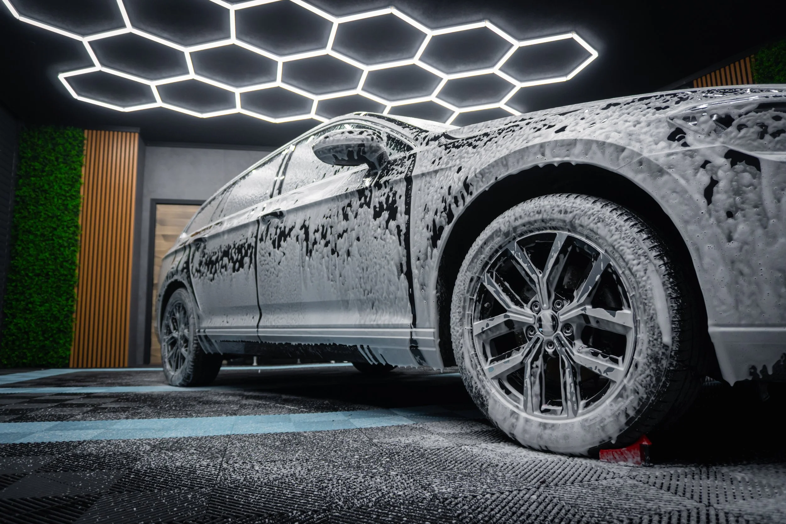 Volkswagen Passat покрит с активна пяна