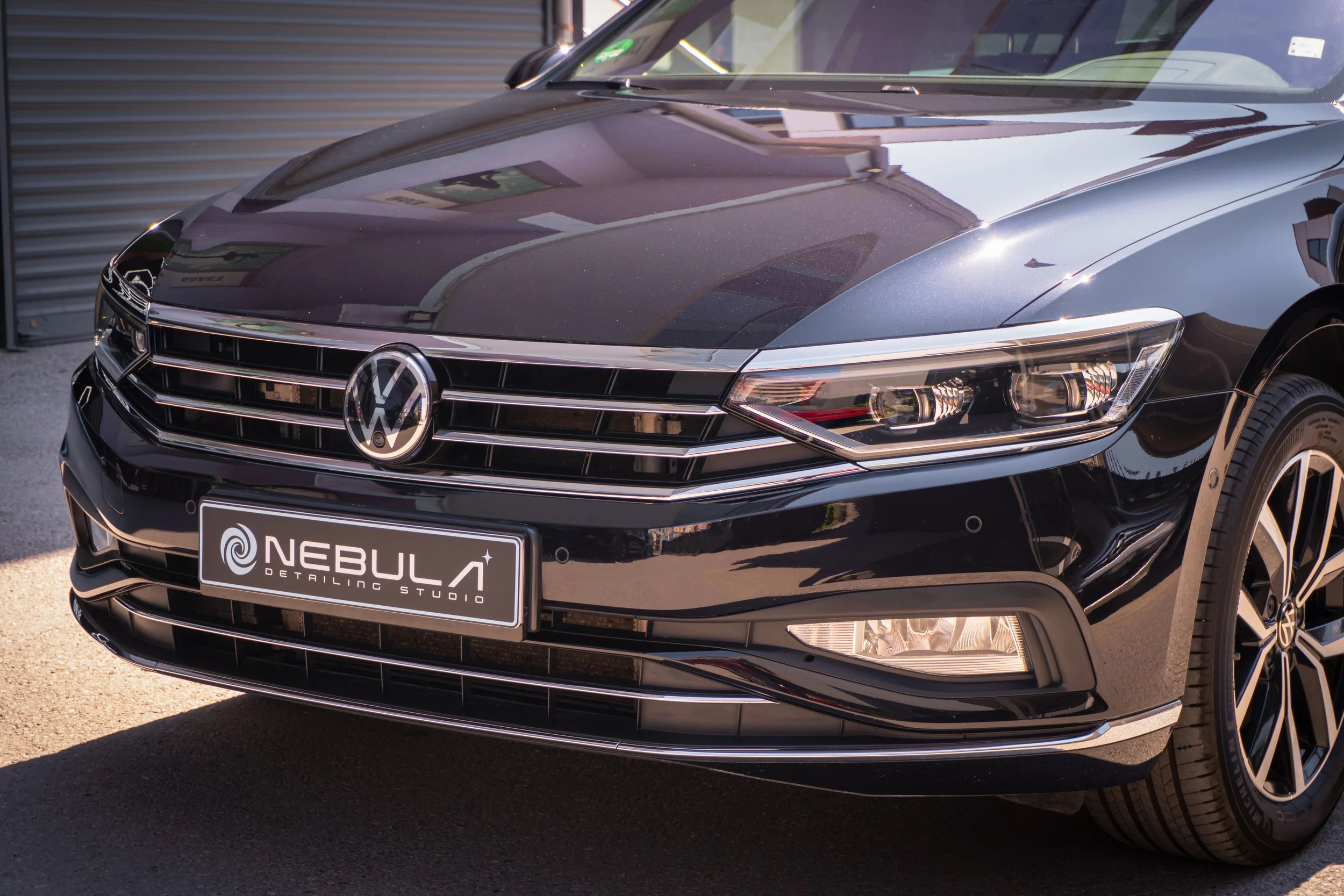 Предна част на Volkswagen Passat на естествена светлина