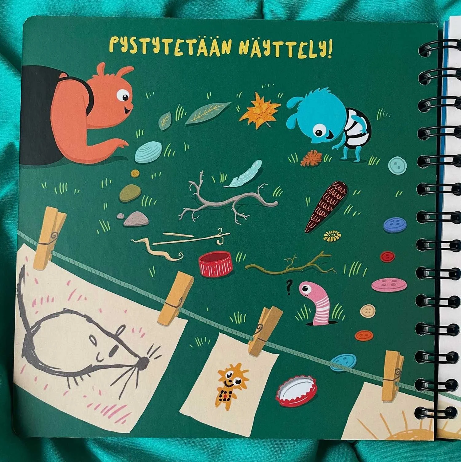 Vinkkiksen taideleikit -⁠katselukirjan kuvitus ja graafinen suunnittelu. Taidepiilo 2025.