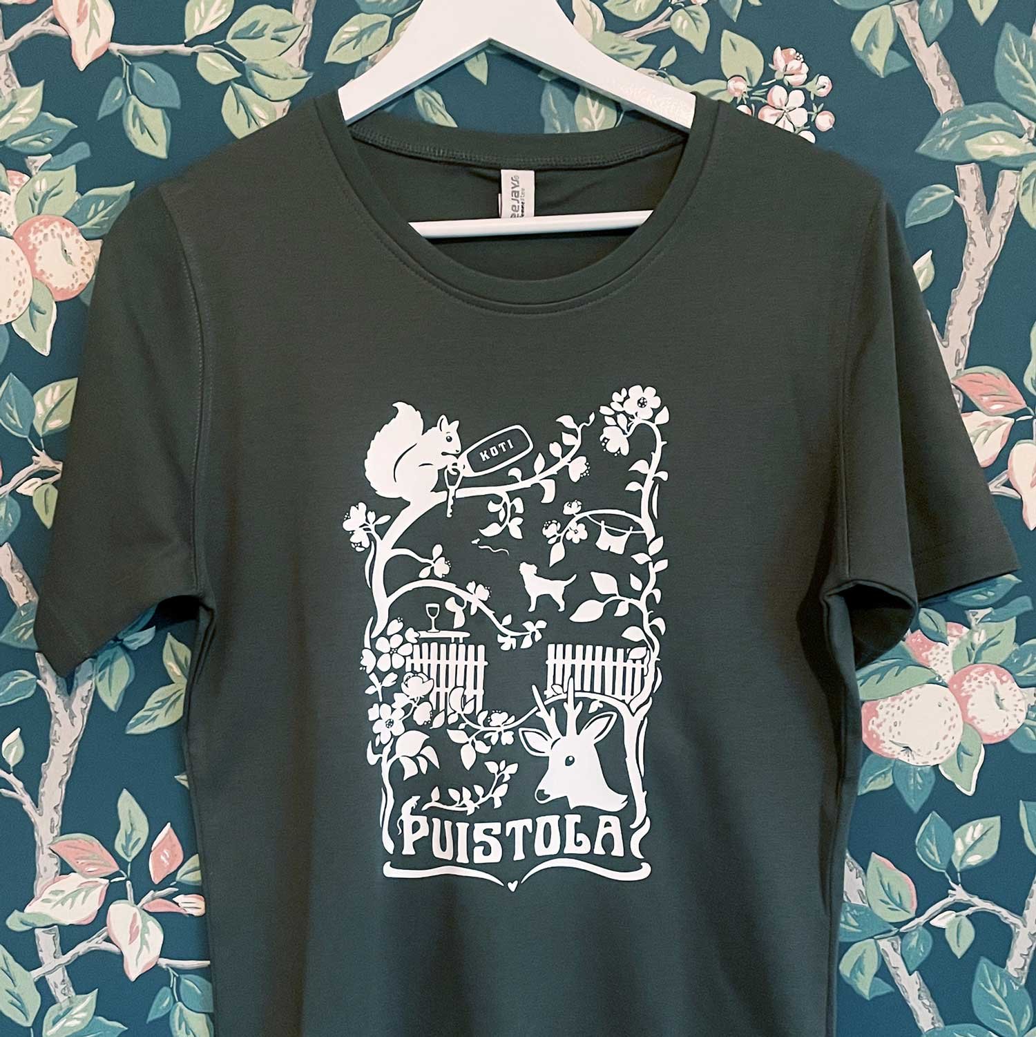 Printtkuvitusi Puistola-paitaan. 2025.