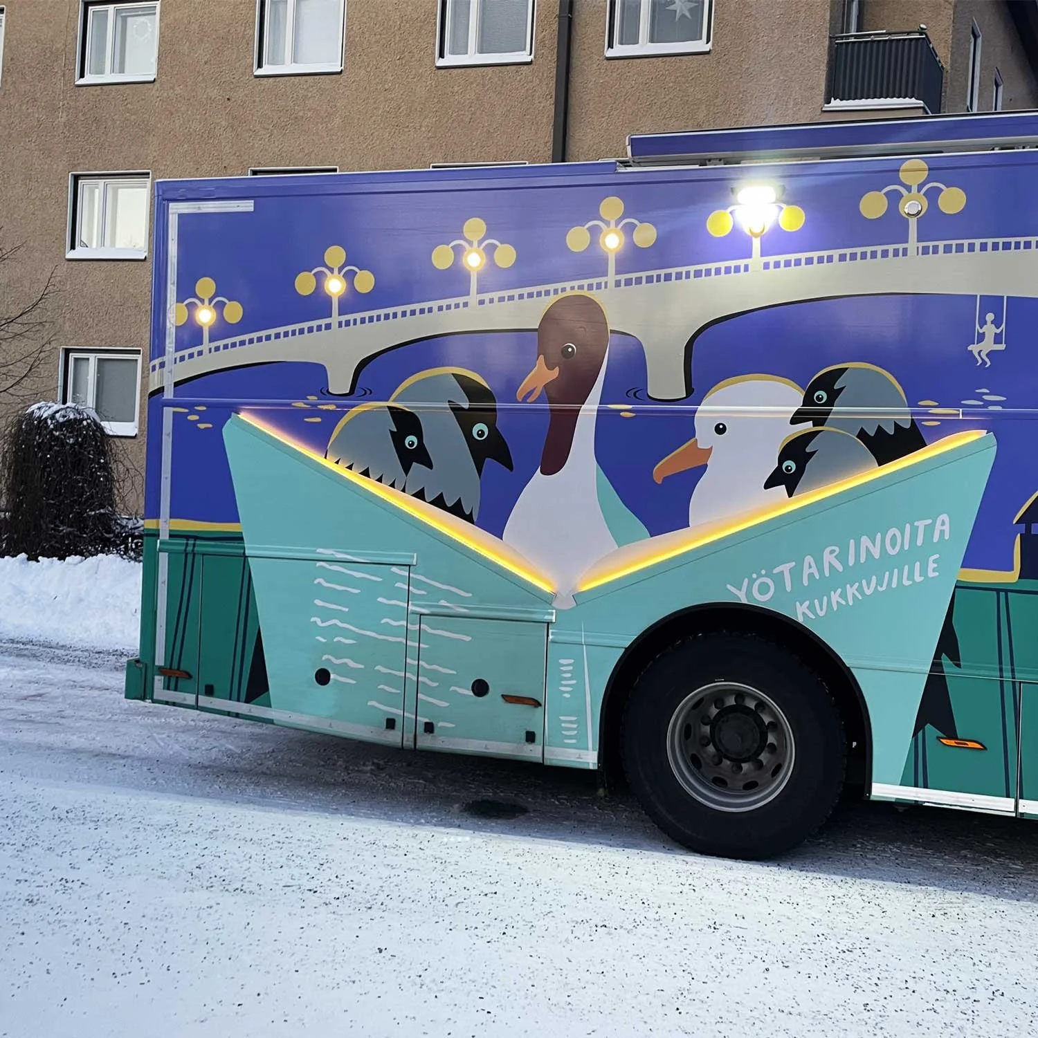 Kirjastoauto Wäinön kuvitukset. Jyväskylän kirjasto 2024.