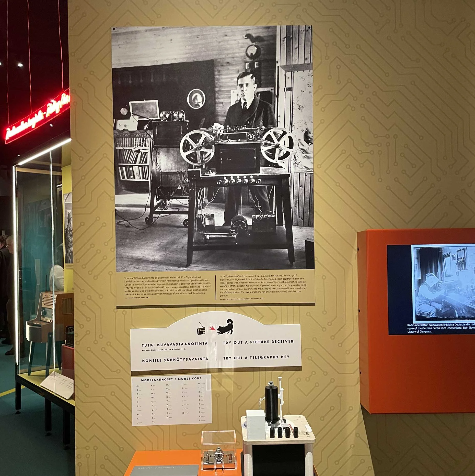 Graafinen suunnittelu, taitto ja kuvitukset Radioaallon harjalla -⁠näyttelyyn. Vapriikki 2023.