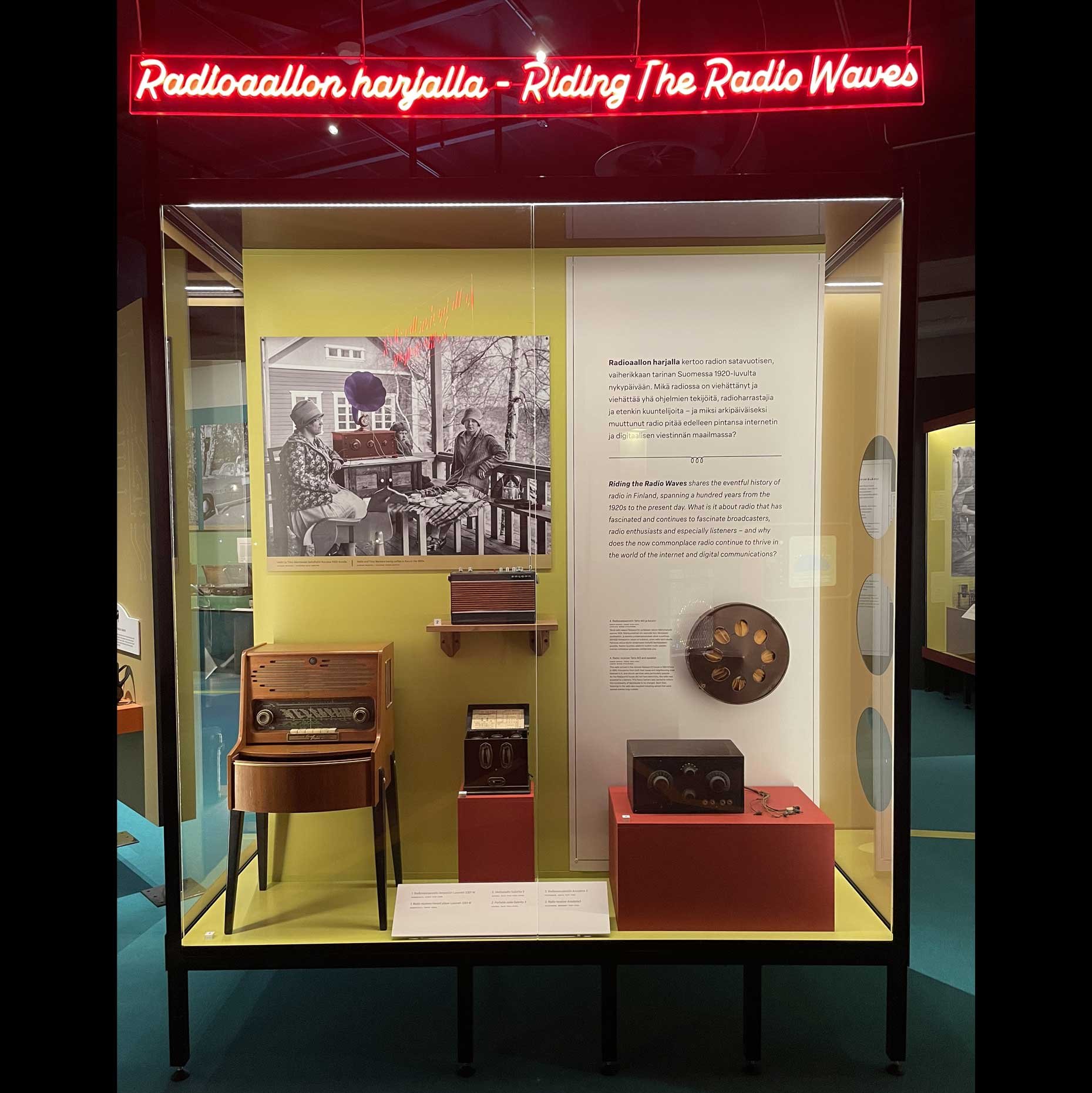 Graafinen suunnittelu, taitto ja kuvitukset Radioaallon harjalla -⁠näyttelyyn. Vapriikki 2023.