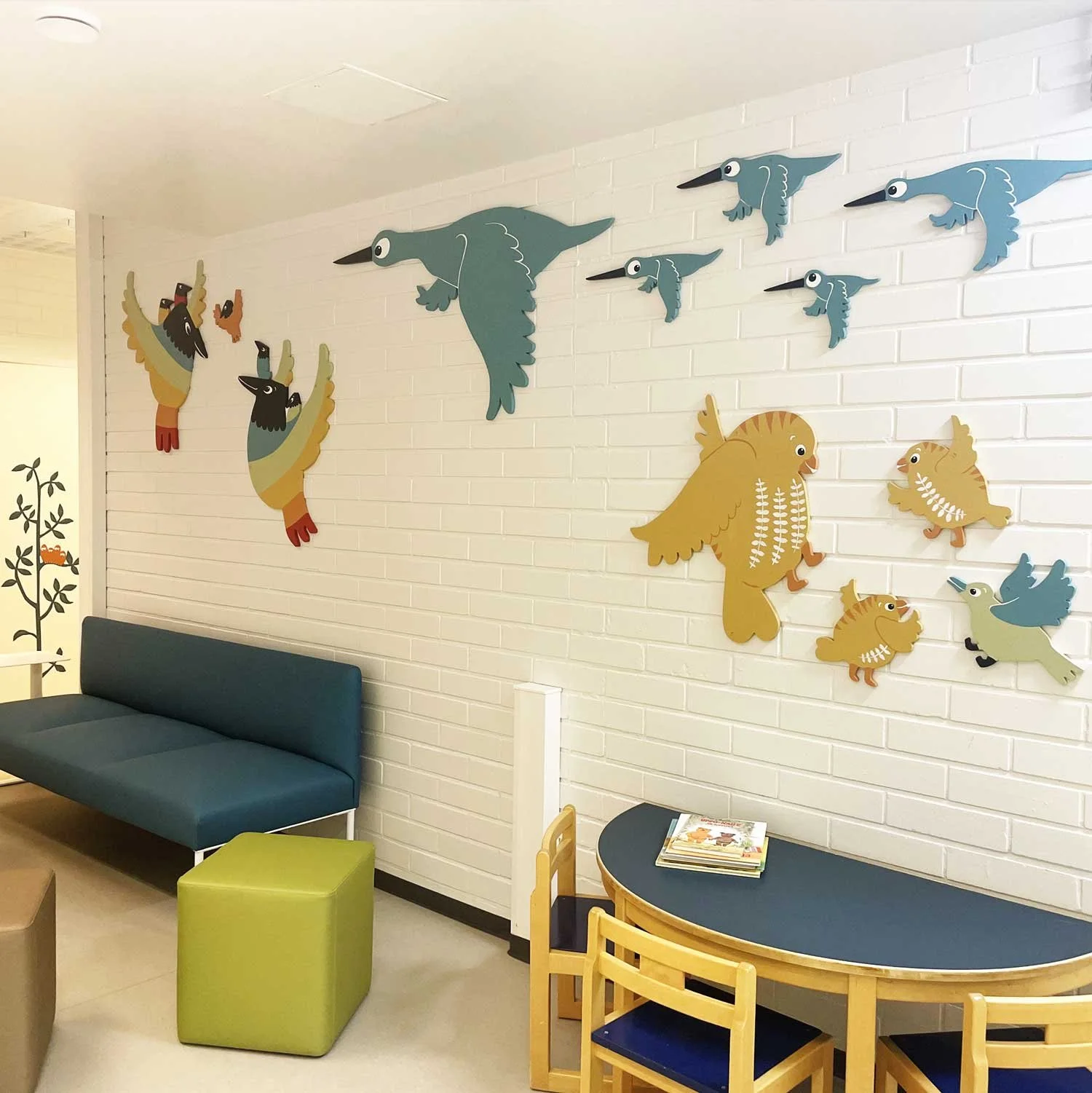 Käsin maalatut vanerilinnut Keljonkankaan neuvolaan. Jyväskylän kaupunki 2023.