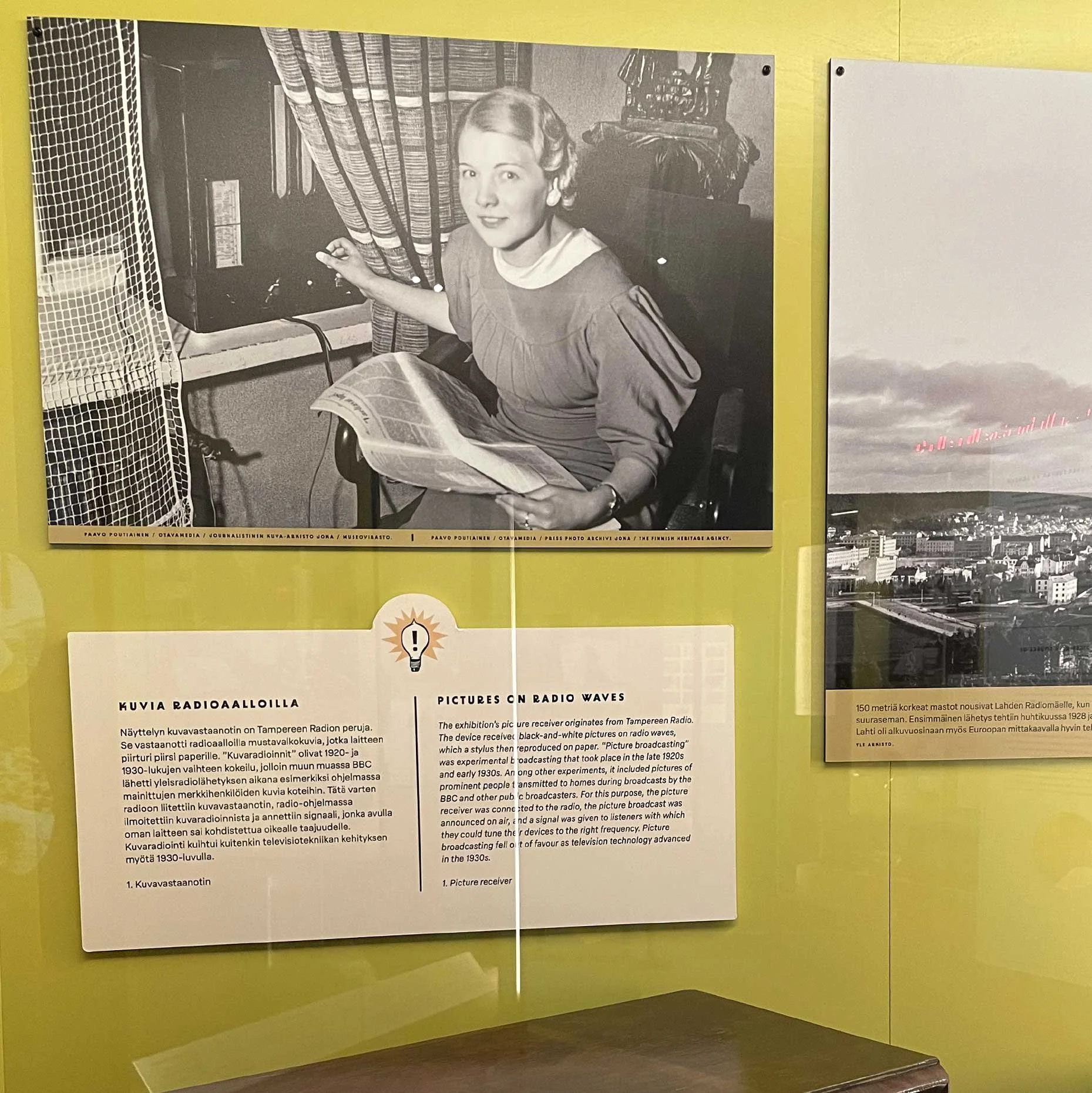 Graafinen suunnittelu, taitto ja kuvitukset Radioaallon harjalla -⁠näyttelyyn. Vapriikki 2023.