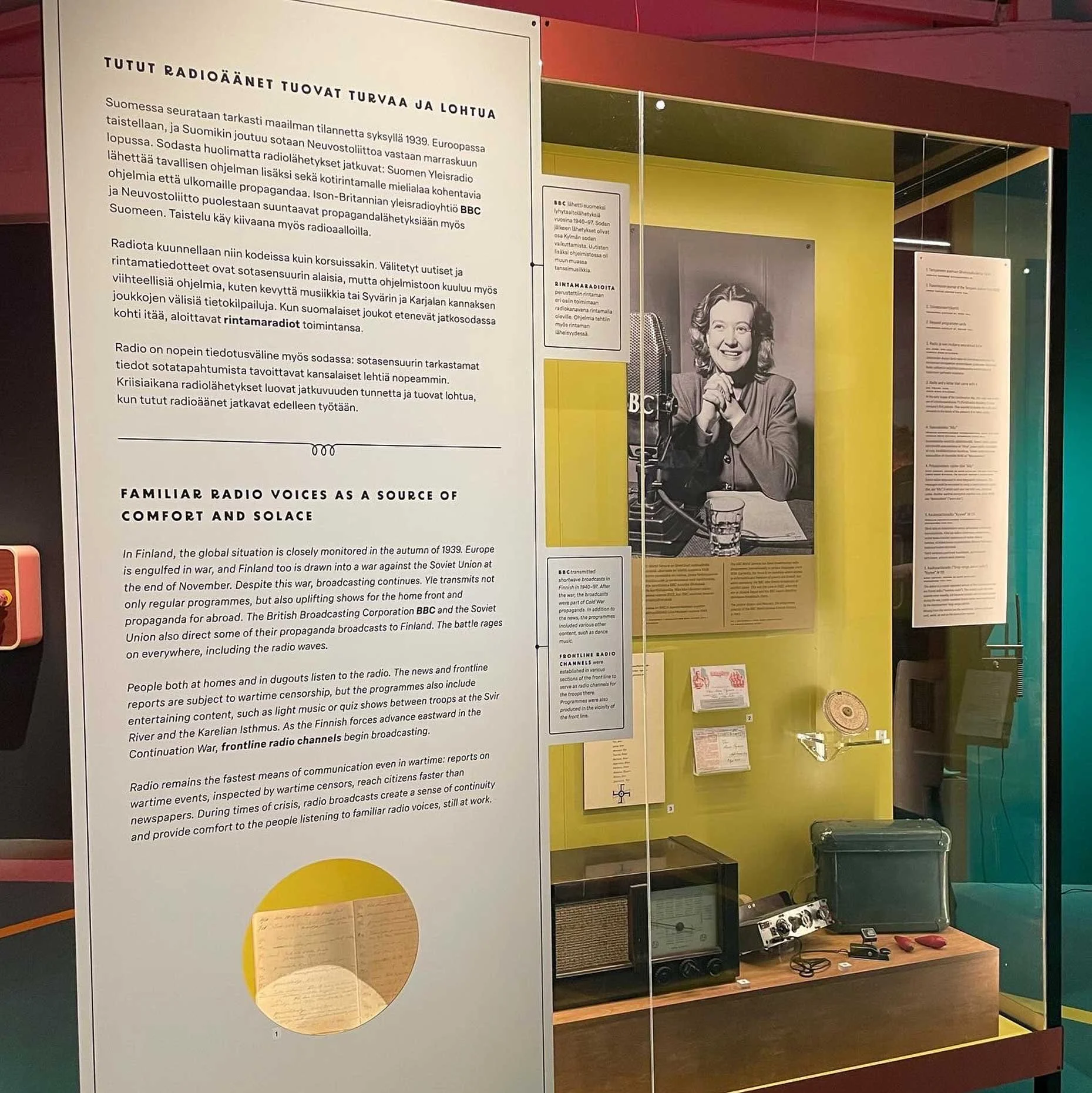 Graafinen suunnittelu, taitto ja kuvitukset Radioaallon harjalla -⁠näyttelyyn. Vapriikki 2023.