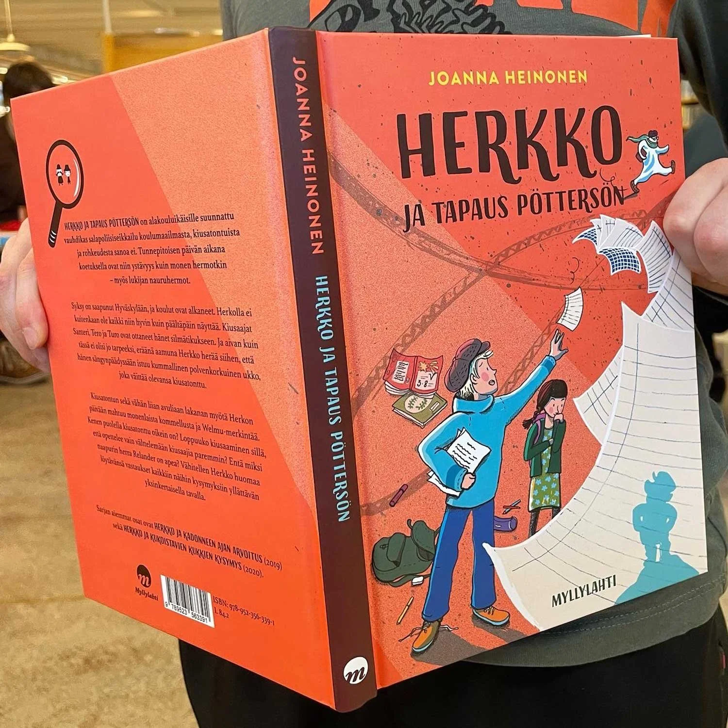 Kuvitus ja kansisuunnittelu kirjaan Herkko ja tapaus Pöttersön. Myllylahti 2022.