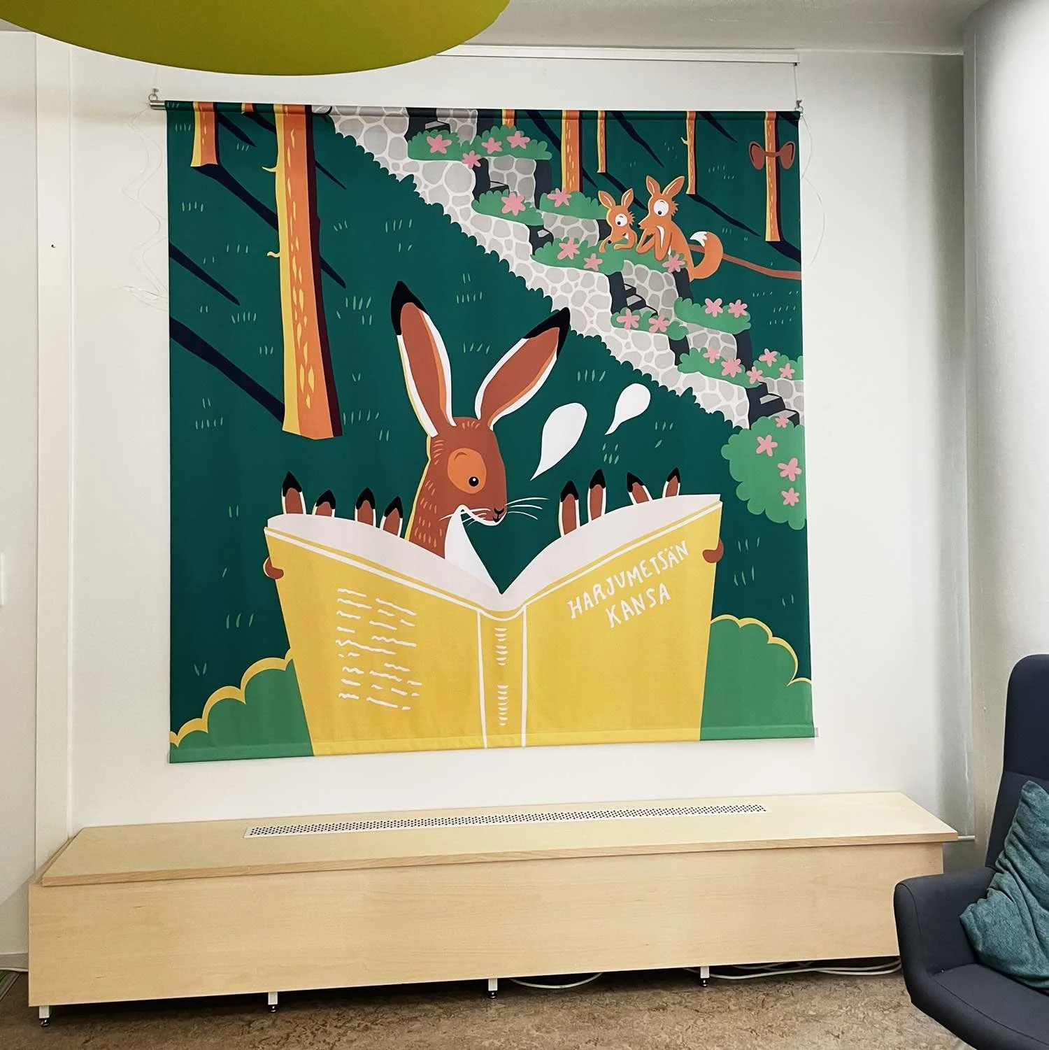 Seinälakanan kuvitus lasten satuhuoneeseen. Jyväskylän pääkirjasto 2024.