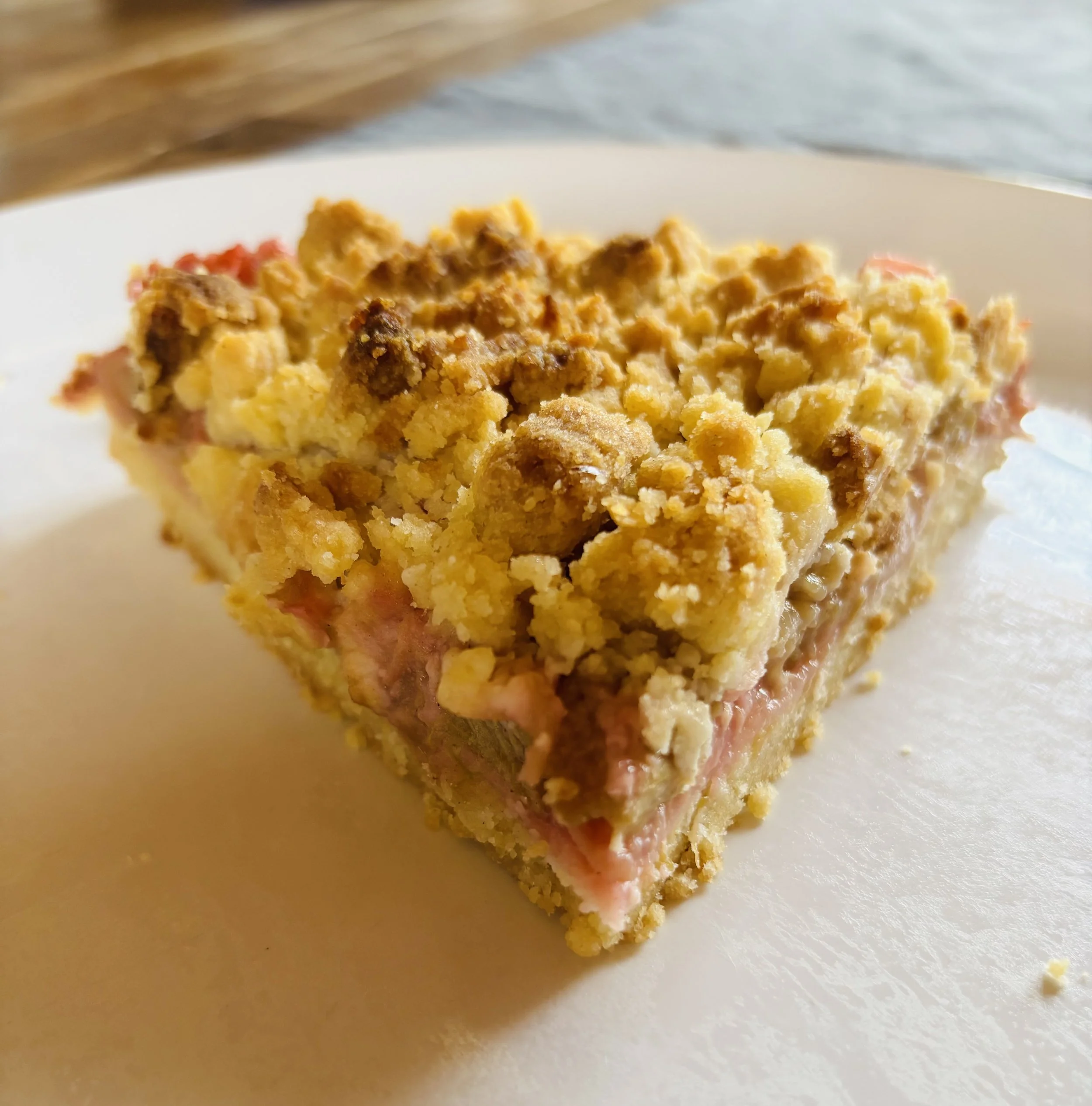 Kuchen mit Streuseln auf einem weißen Teller