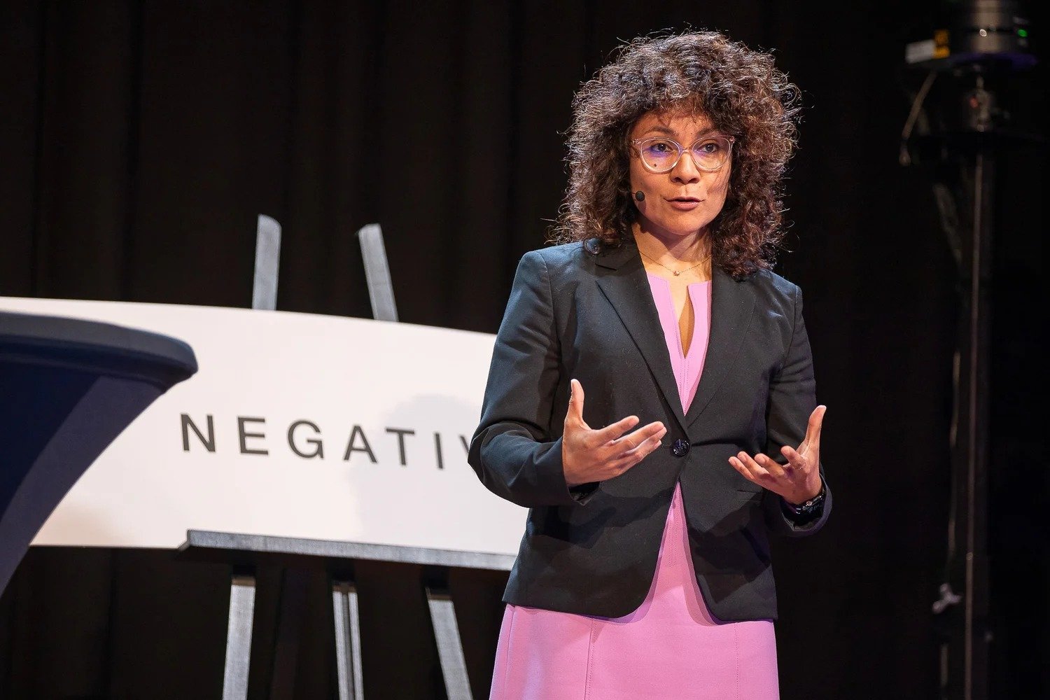 Female keynote speaker presenting on stage at corporate conference Amsterdam — event photography Amsterdam Ballo Studio