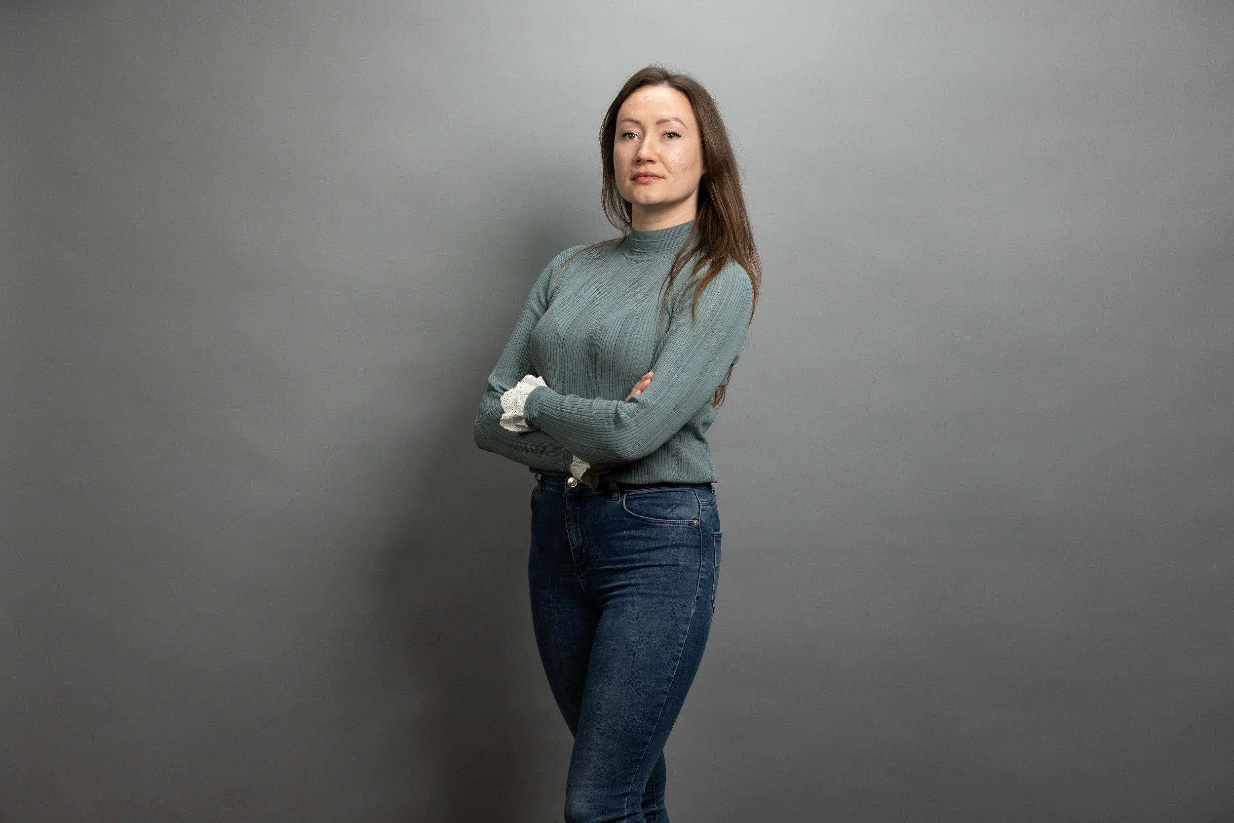 EPEX SPOT employee portrait, smiling woman with blonde hair in cream linen blazer — on-site portrait studio Amsterdam Ballo Studio