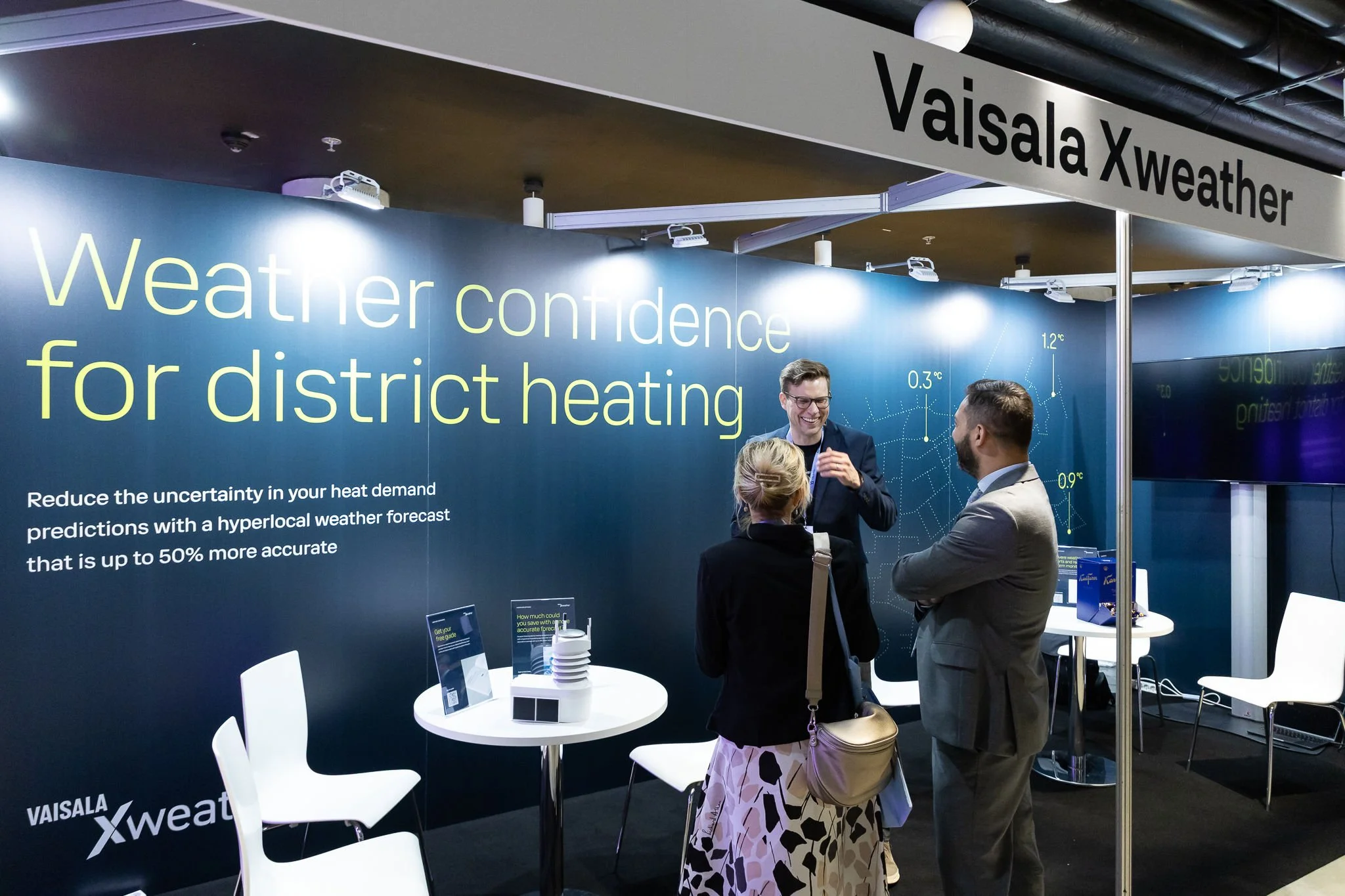 Wide view of exhibition hall with attendees browsing stands at Euroheat & Power Congress Amsterdam — event photography Amsterdam Ballo Studio
