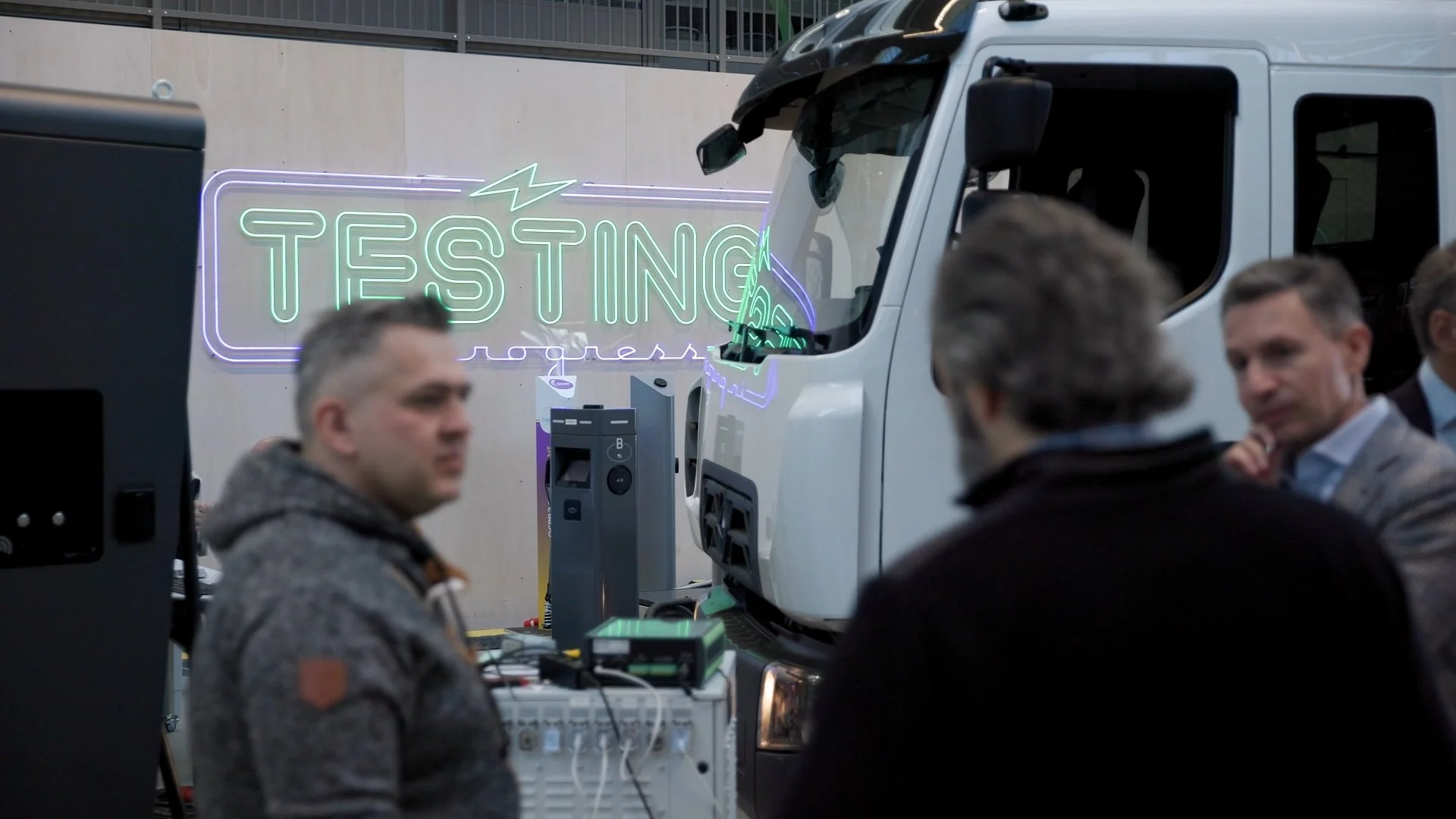 Delegates inspecting electric truck at PAIH Polish-Dutch trade show exhibition — conference photography Amsterdam Ballo Studio