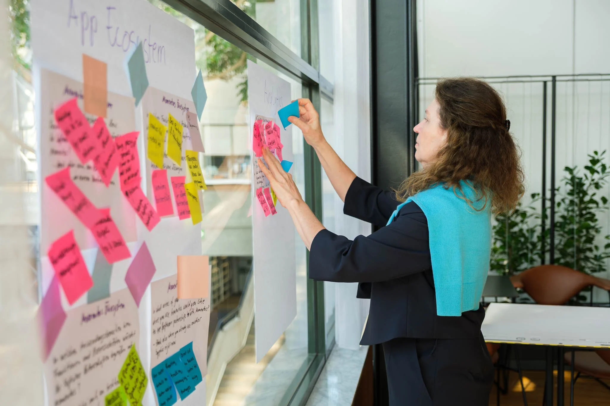 Delegate adding sticky notes to App Ecosystem workshop board at Illuminate EMEA 2026 — Copenhagen conference photography Ballo Studio