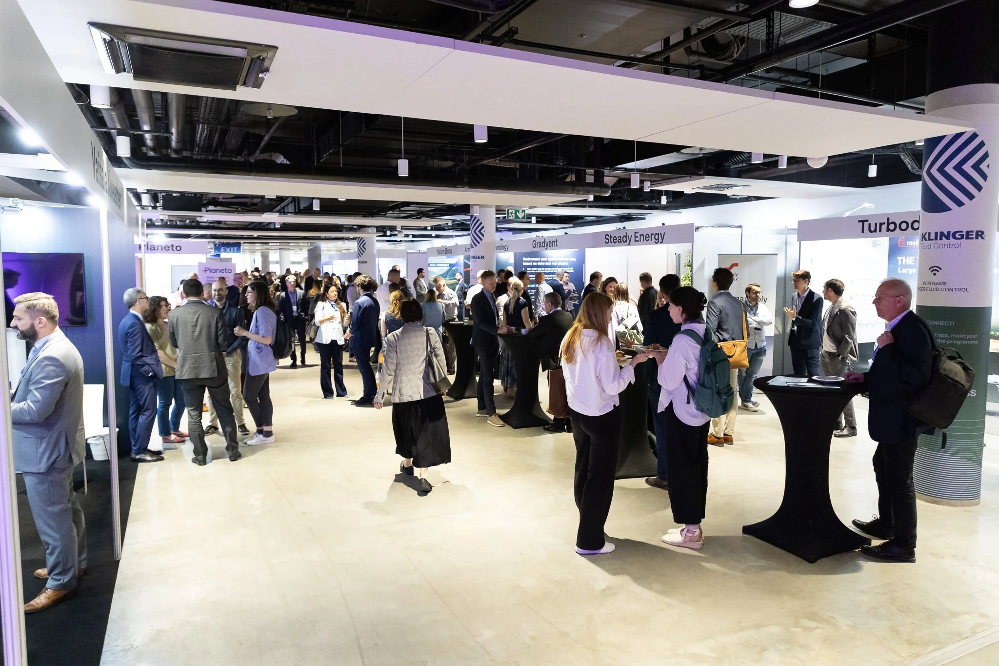 Smiling attendee giving thumbs up on exhibition floor at Euroheat & Power Congress Amsterdam — conference photographer Amsterdam Ballo Studio