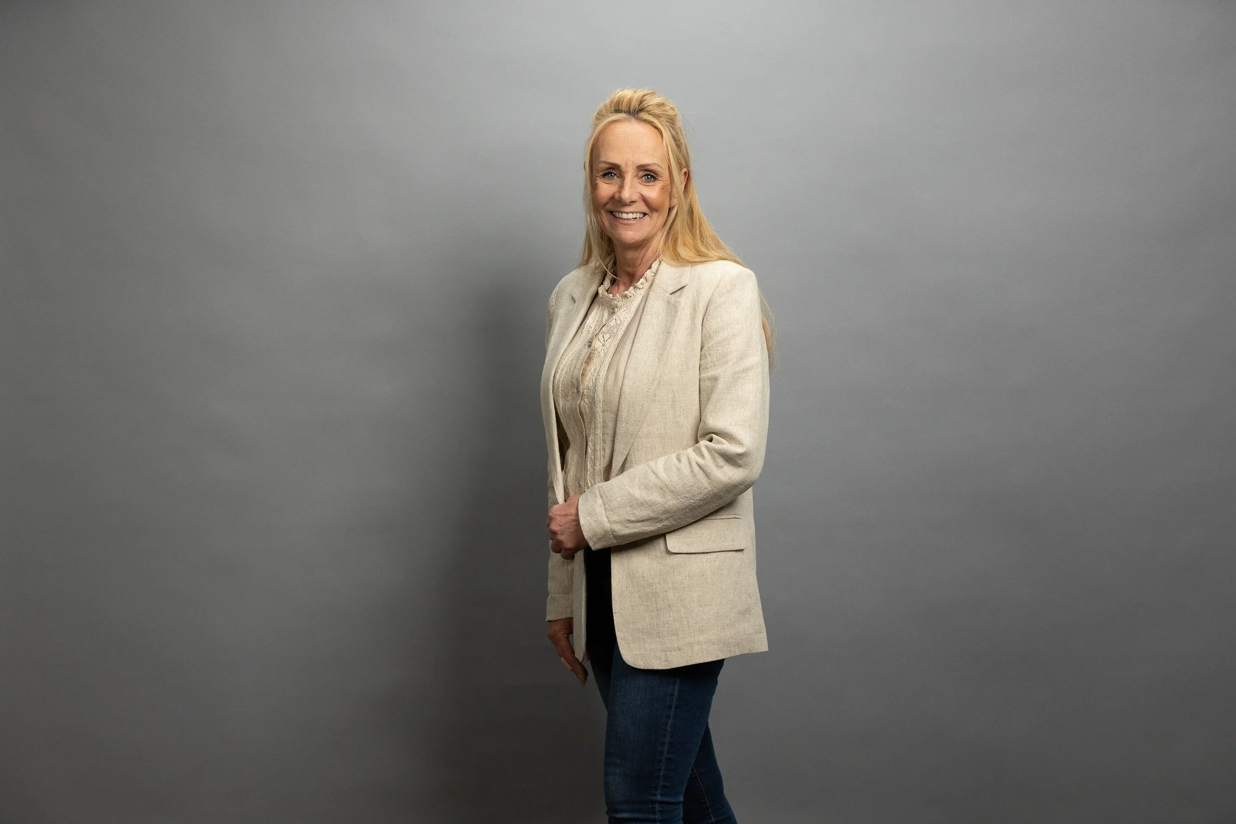 EPEX SPOT employee portrait, smiling man in beige cardigan over white shirt — employee headshots Amsterdam Ballo Studio