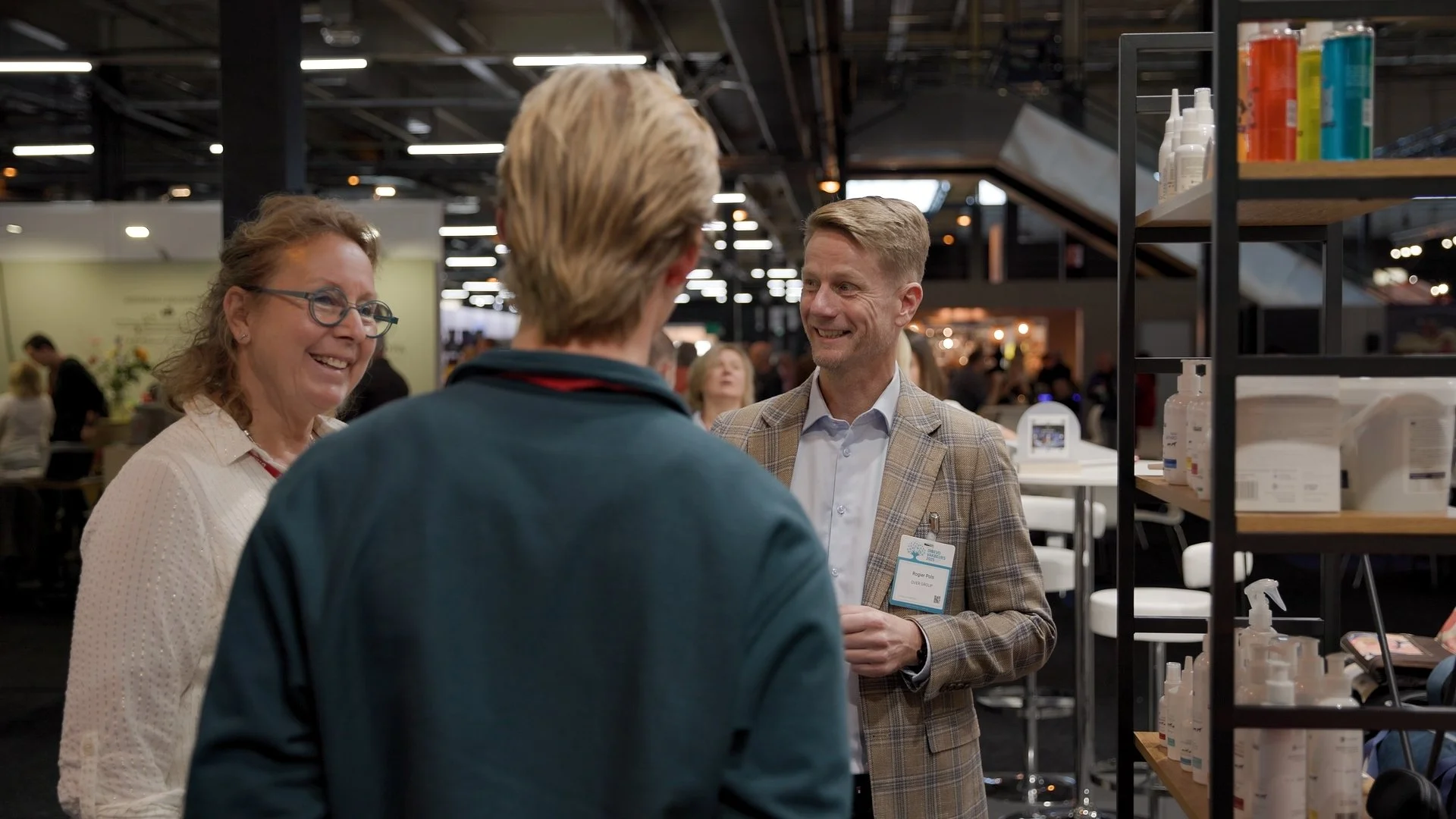 International trade show visitors networking at PAIH Poland Business Forward pavilion — event photographer Amsterdam Ballo Studio