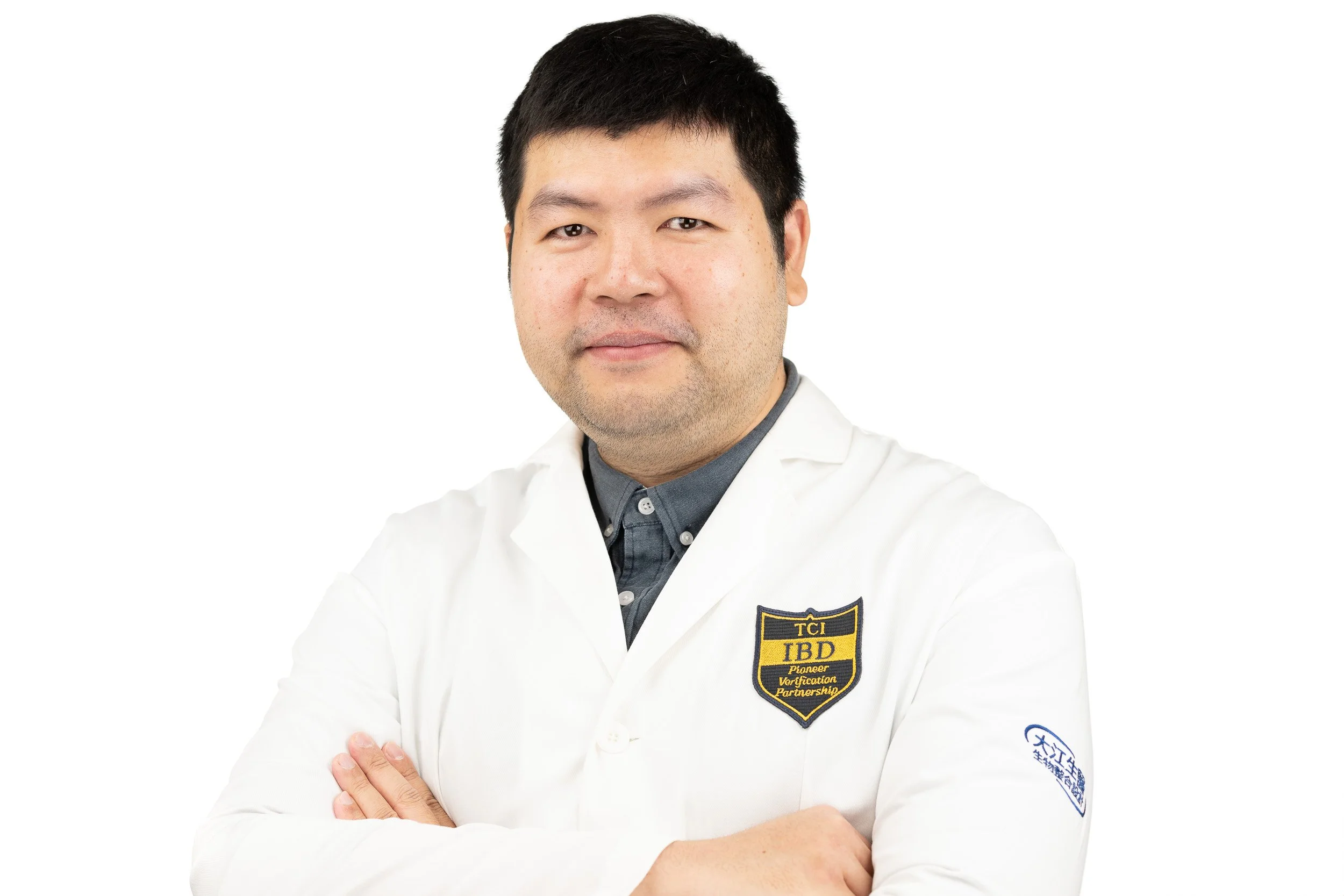 TCI Biotech employee headshot, man in white TCI IBD lab coat with arms crossed — employee headshots Amsterdam Ballo Studio