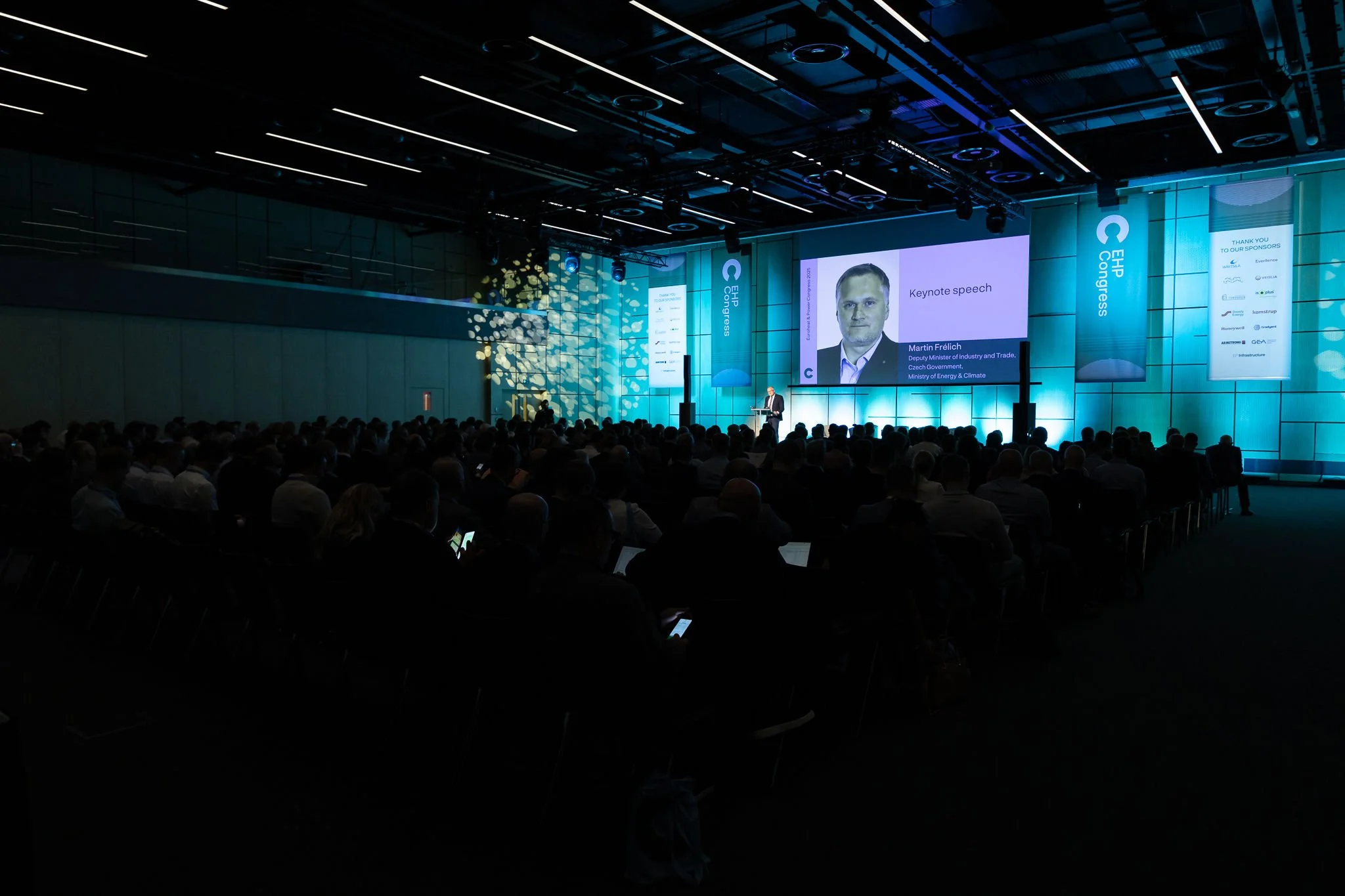 Keynote speech on main stage with speaker at podium at Euroheat & Power Congress Amsterdam — conference photographer Ballo Studio