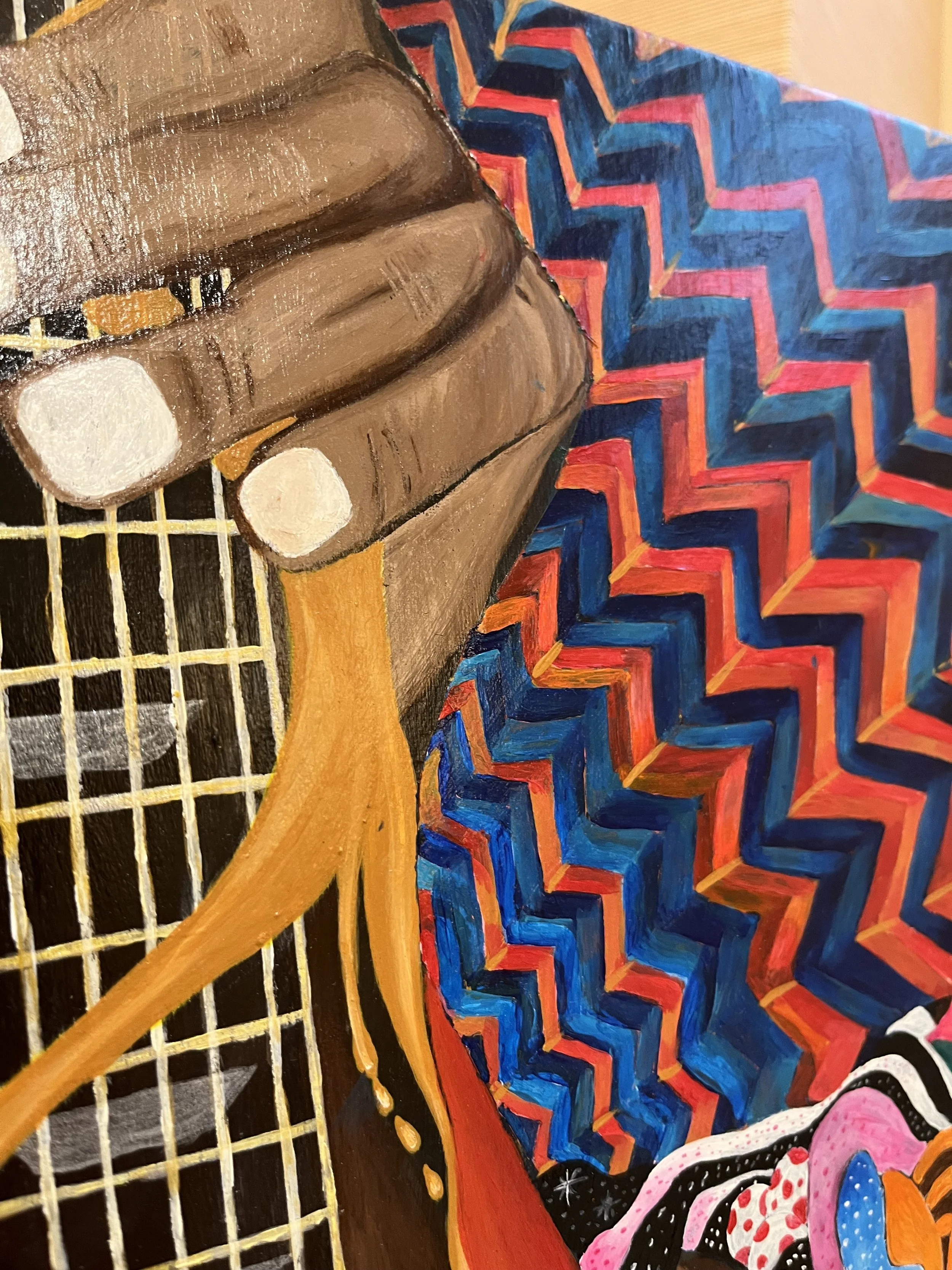 Une peinture colorée représentant une main brillante jouant de la guitare. La main est peinte dans des tons de brun avec des doigts blancs et l'ongle peint en blanc, avec un fond à motifs géométriques en rouge, bleu et orange.