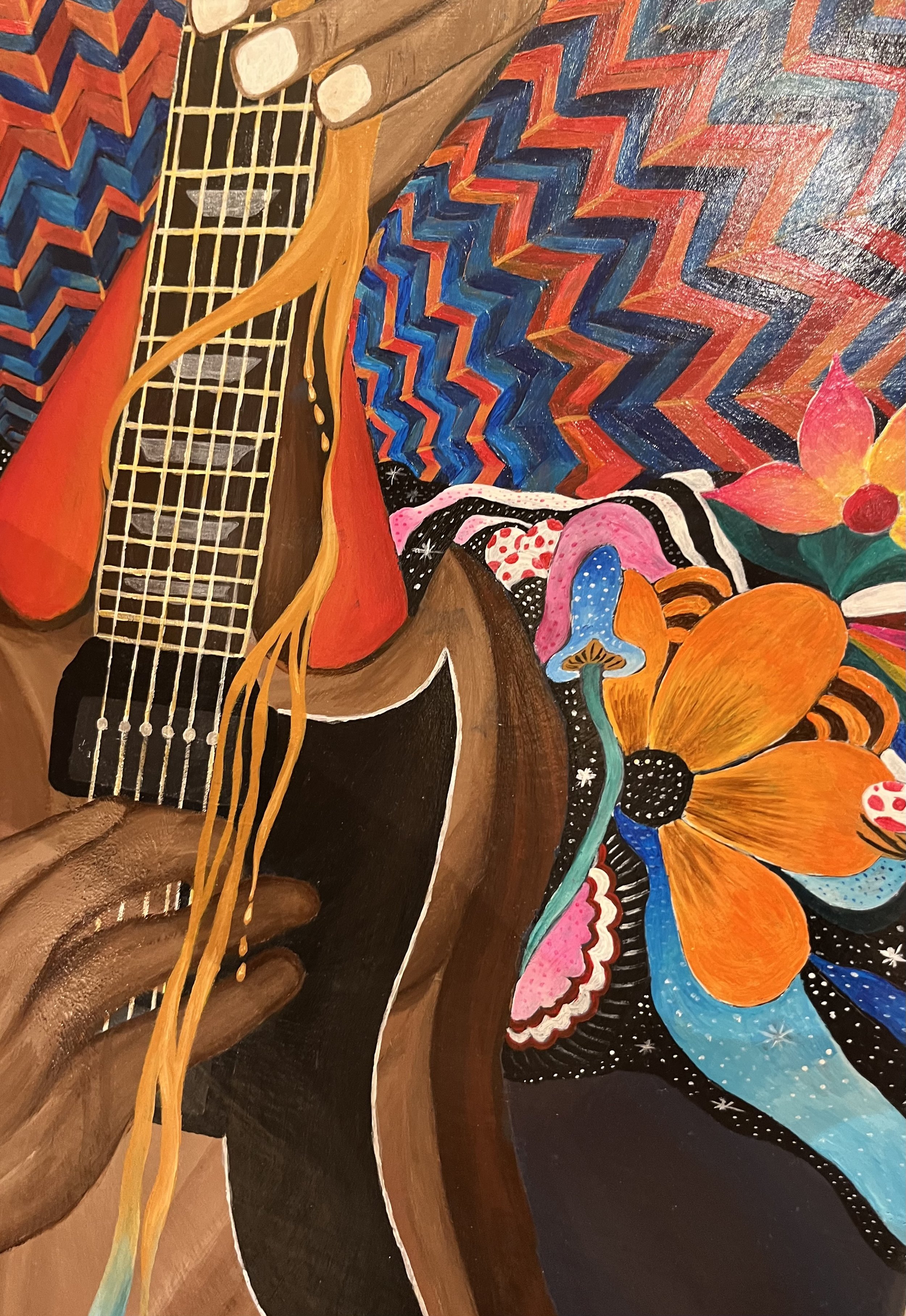 Une main joue de la guitare électrique, entourée de motifs colorés, de fleurs orange, et d'un fond noir avec des motifs Stellaires.
