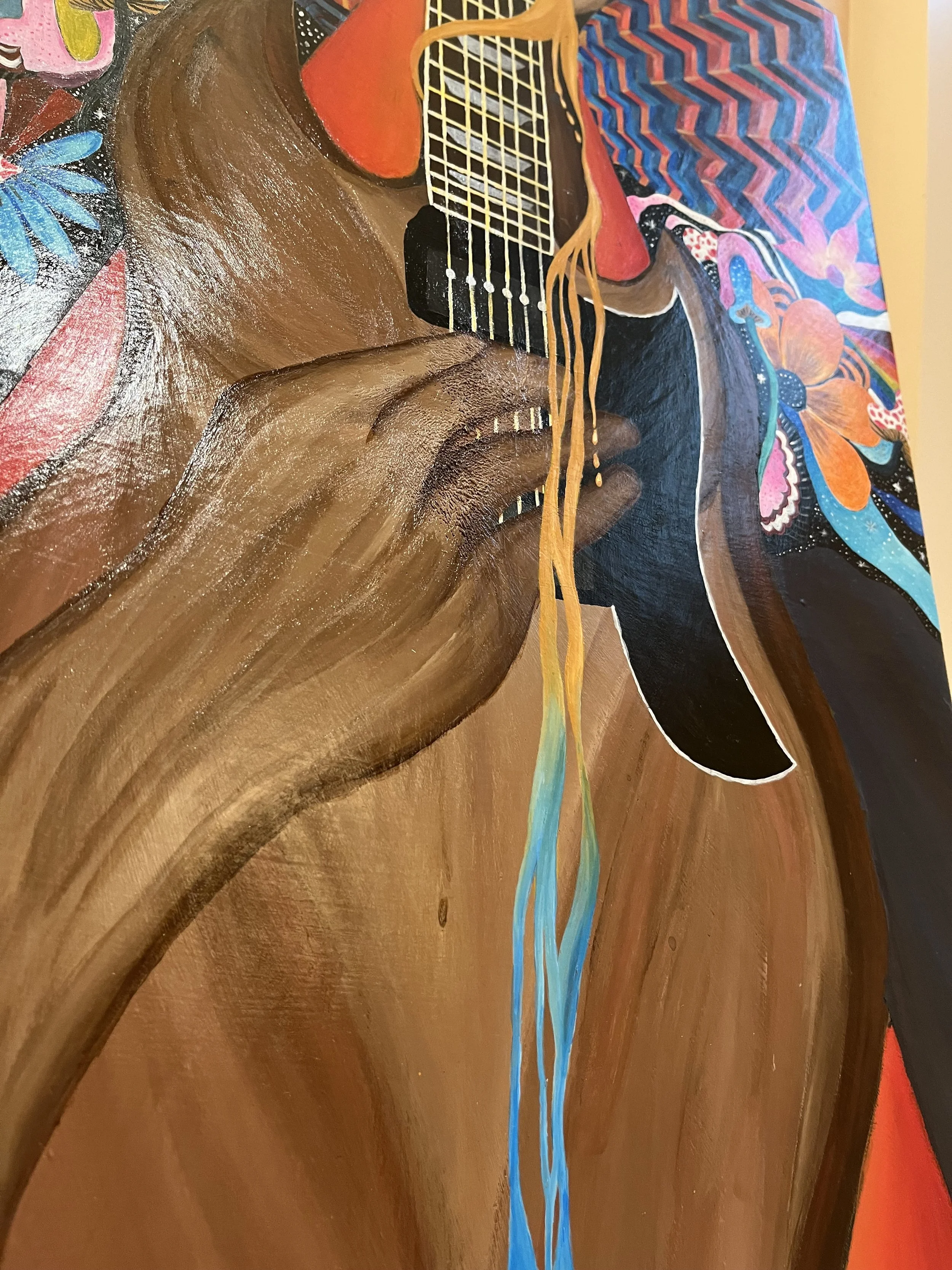 Une peinture représentant une main tenant une guitare avec un fond coloré, comprenant des fleurs et des motifs abstraits.