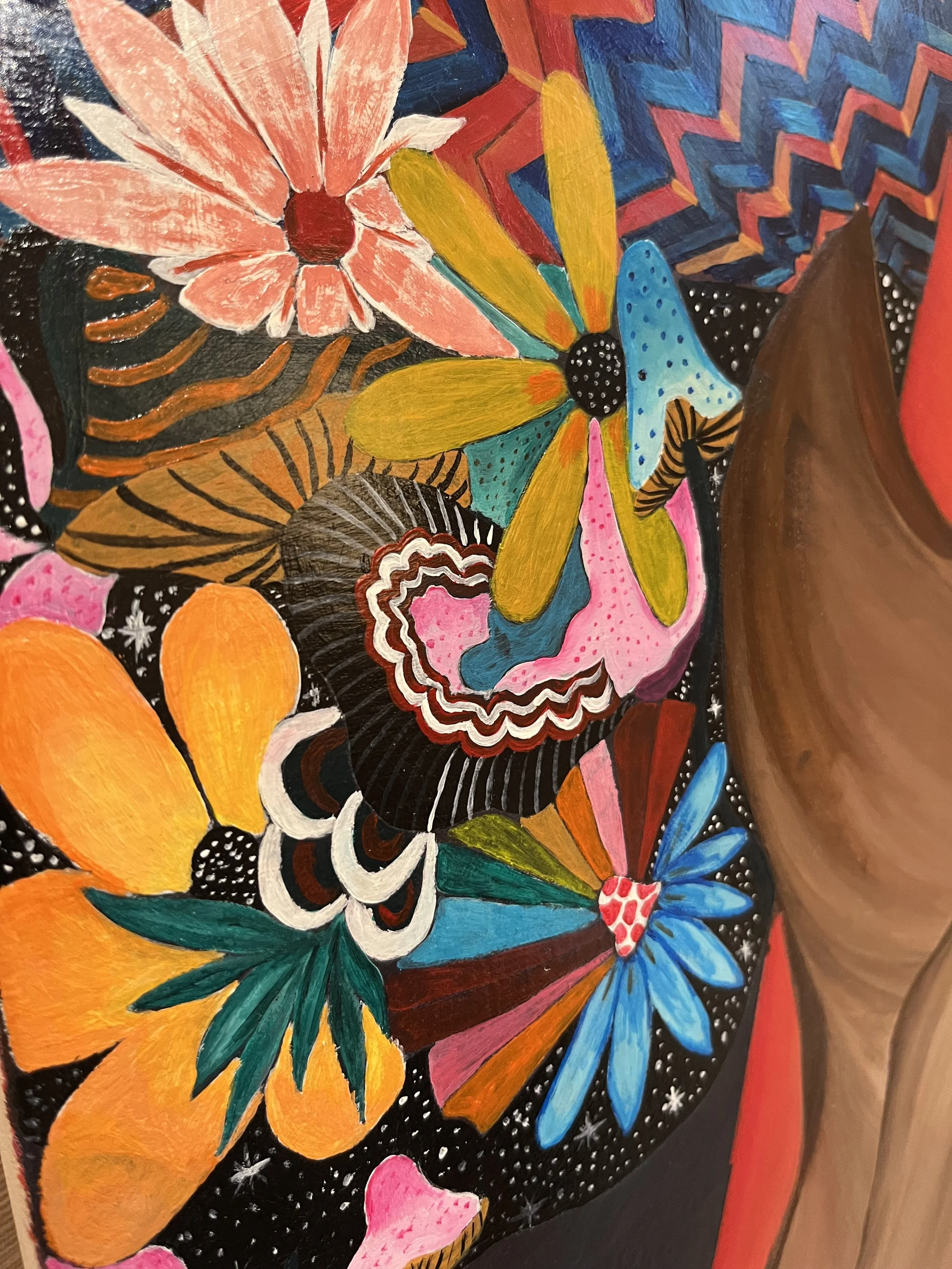 Une peinture colorée représentant des fleurs, un papillon, des motifs géométriques, des étoiles et des éléments abstraits sur fond noir