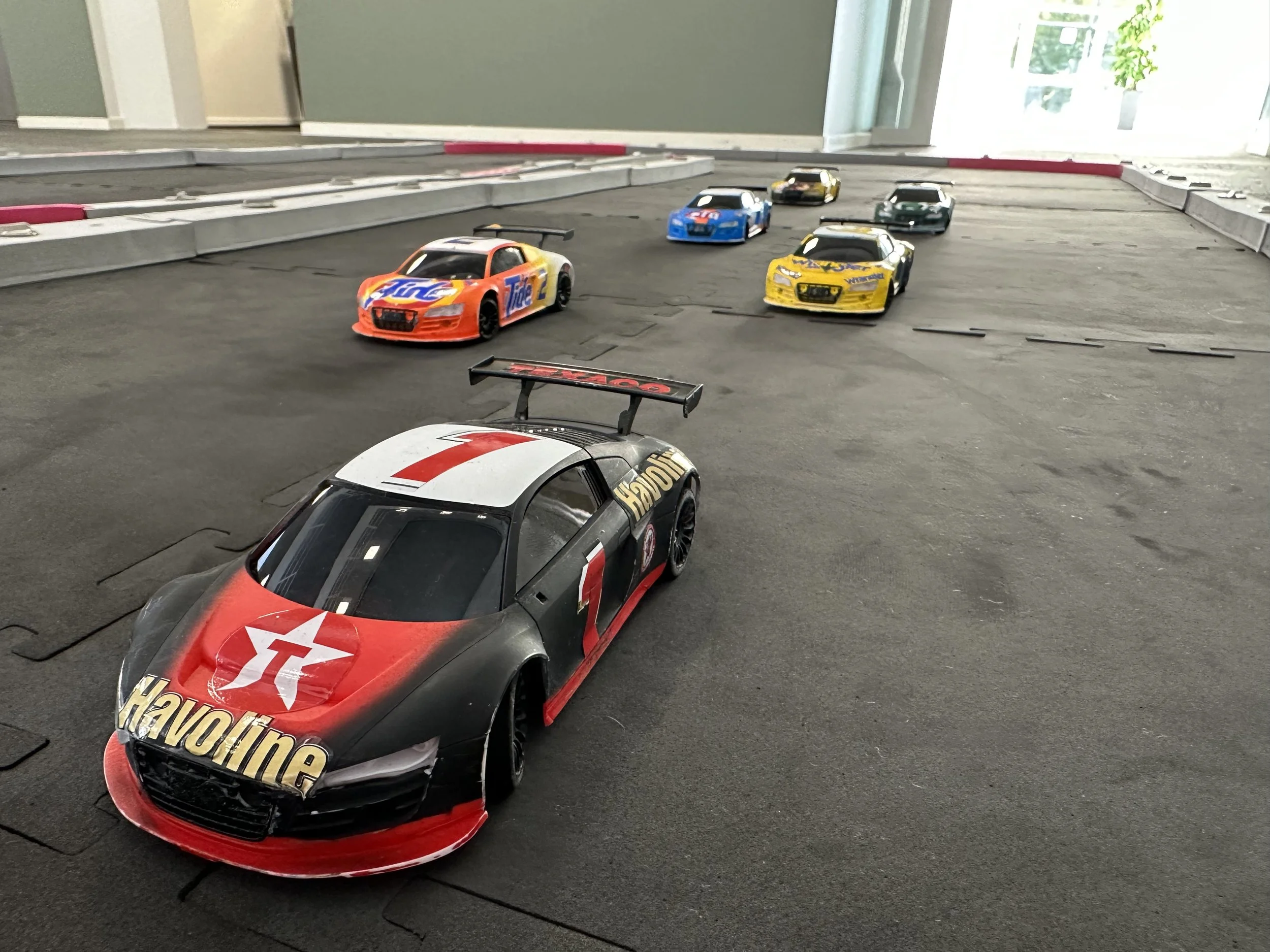 Firmaevent 3-kamp hos Complete Event – deltagere roterer mellem drone, racerbils- og skyde-discipliner i sjove udfordringer. Perfekt teambuilding i København og på Sjælland med høj energi og holdånd.