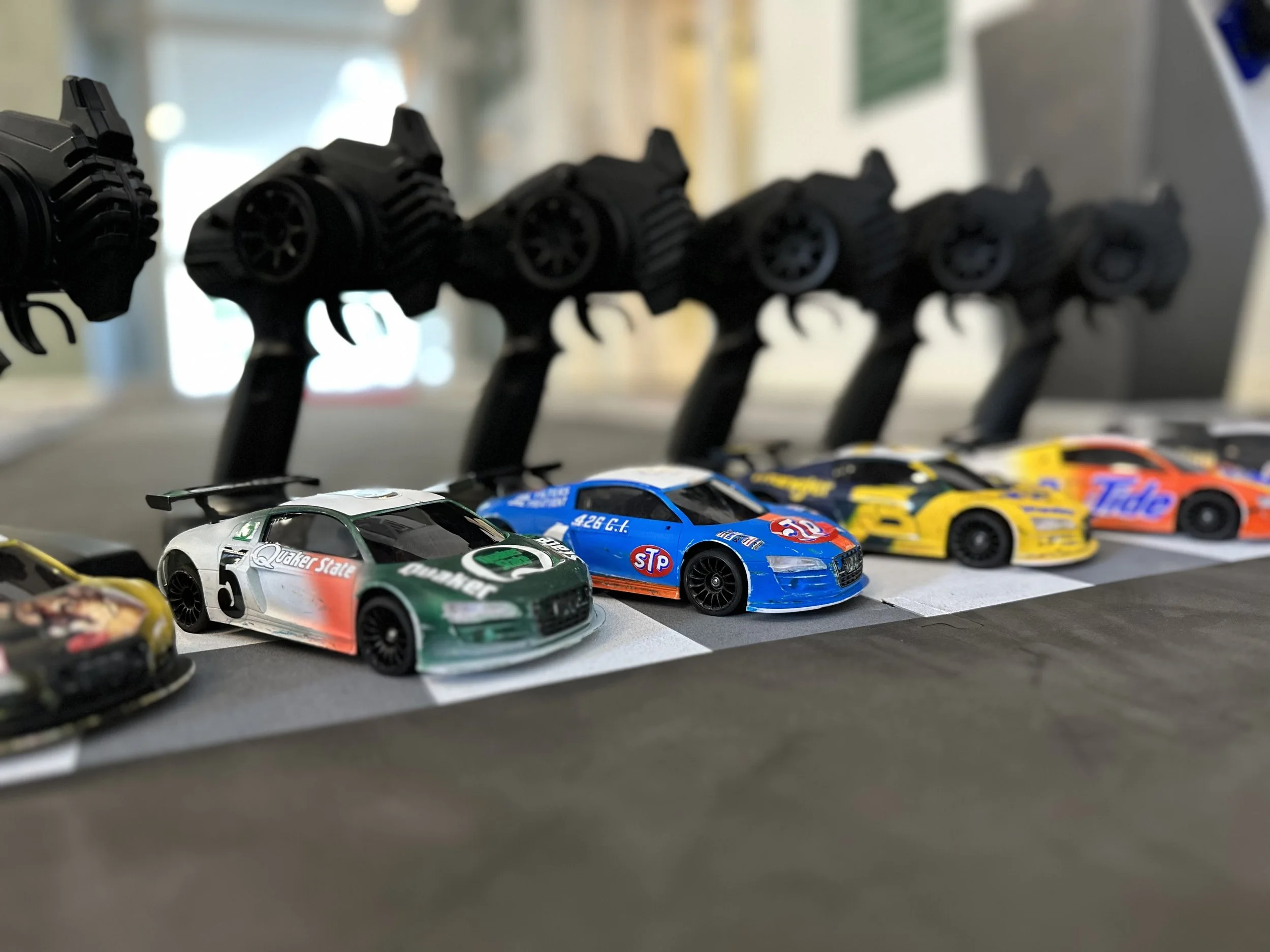 Actionfyldt firmaaktivitet på Sjælland – 3-kamp med droneflyvning, fjernstyret racerbil og Human Slingshot. Et alsidigt teambuilding-event i København og omegn, hvor alle deltagere er aktive og engagerede.