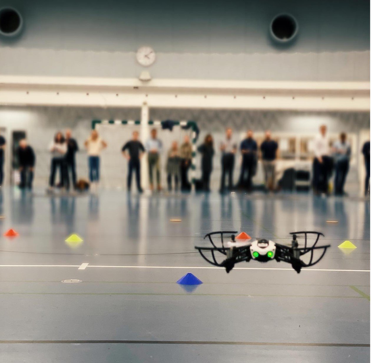 Firmaevent med 2-kamp hos Complete Event – deltagere udfordres i to discipliner: flyvning med droner og stafetløb med fjernstyrede racerbiler. Perfekt teambuilding i København eller på hele Sjælland for teams, der vil styrke fællesskabet.