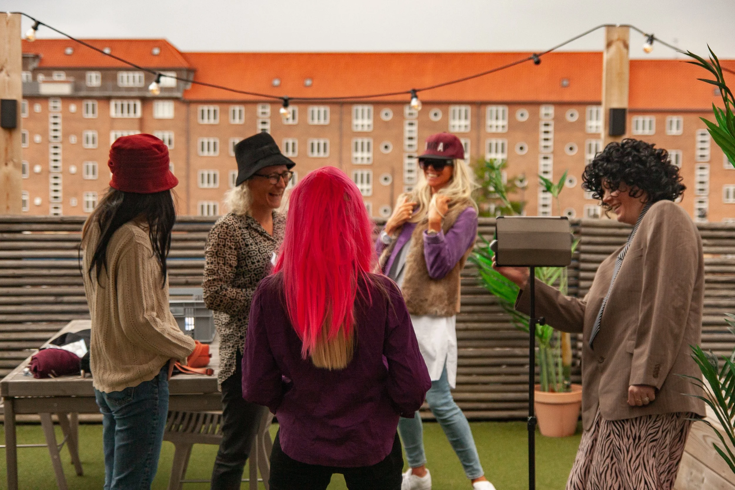 Kreativ firma-teambuilding med reklamefilm – hold laver, filmer og redigerer deres egen film på lokationer i København og Sjælland.