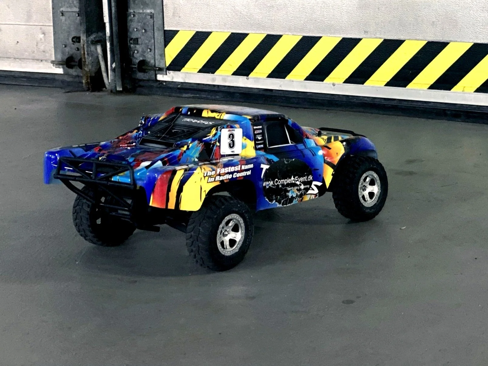 Firmaevent med King Size fjernstyret racerbil i København og omegn – deltagere dyster med tunge RC-biler gennem baner og opgaver. Kreativ, energisk og teamfokuseret oplevelse.