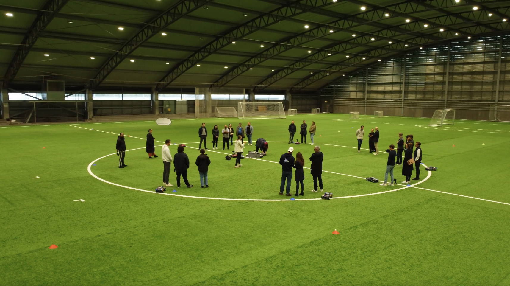 King Size fjernstyret racerbil teambuilding på Sjælland – hold styrer store RC-biler i stafetløb og udfordringer. En firmaaktivitet med fart, samarbejde og konkurrence i udendørs omgivelser.