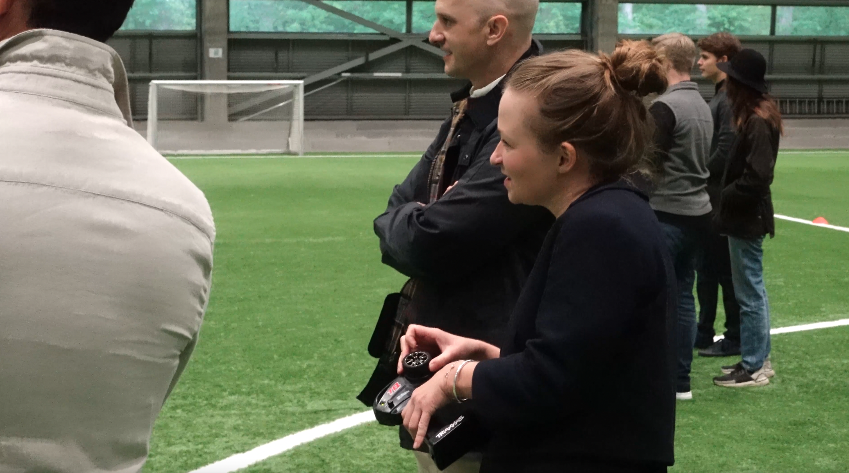 Udendørs teambuilding med King Size fjernstyret racerbil – hold i København og Sjælland styrer store RC-biler, kæmper om point og arbejder sammen i hurtige udfordringer.