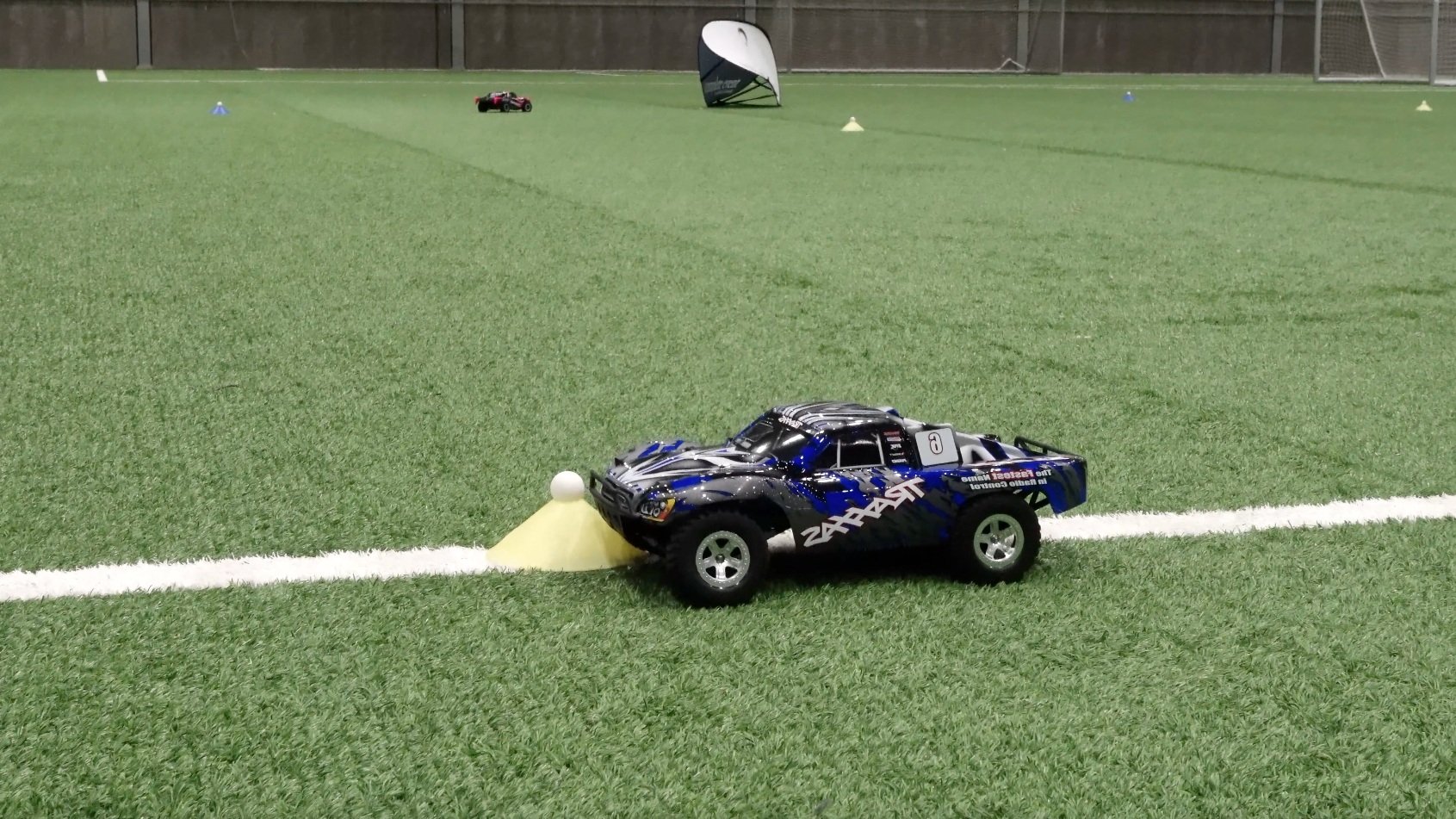 King Size RC-racerbil som teambuilding-aktivitet – hold på Sjælland kører store fjernstyrede biler, løser opgaver og konkurrerer i stafetløb. Perfekt til firmaer, der vil kombinere fart og samarbejde.