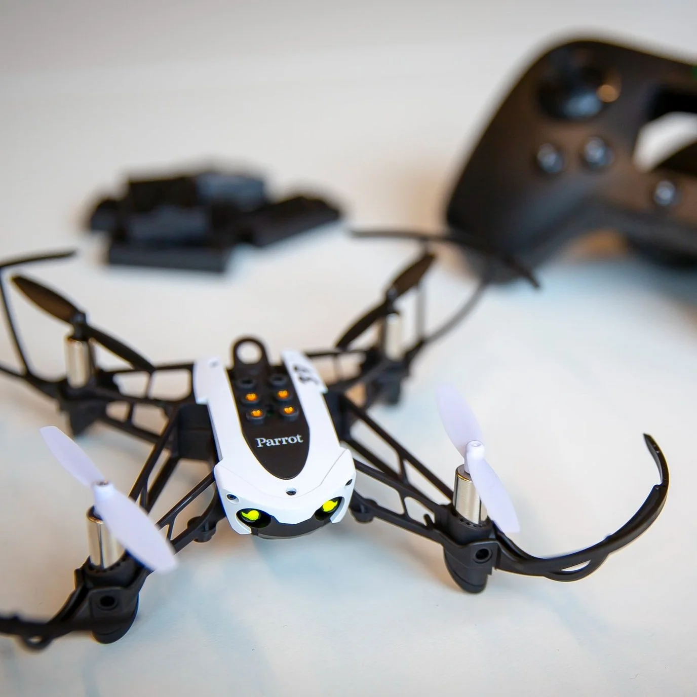 Fjernstyrede droner i action under sjov teambuildingkonkurrence for virksomheder indendørs