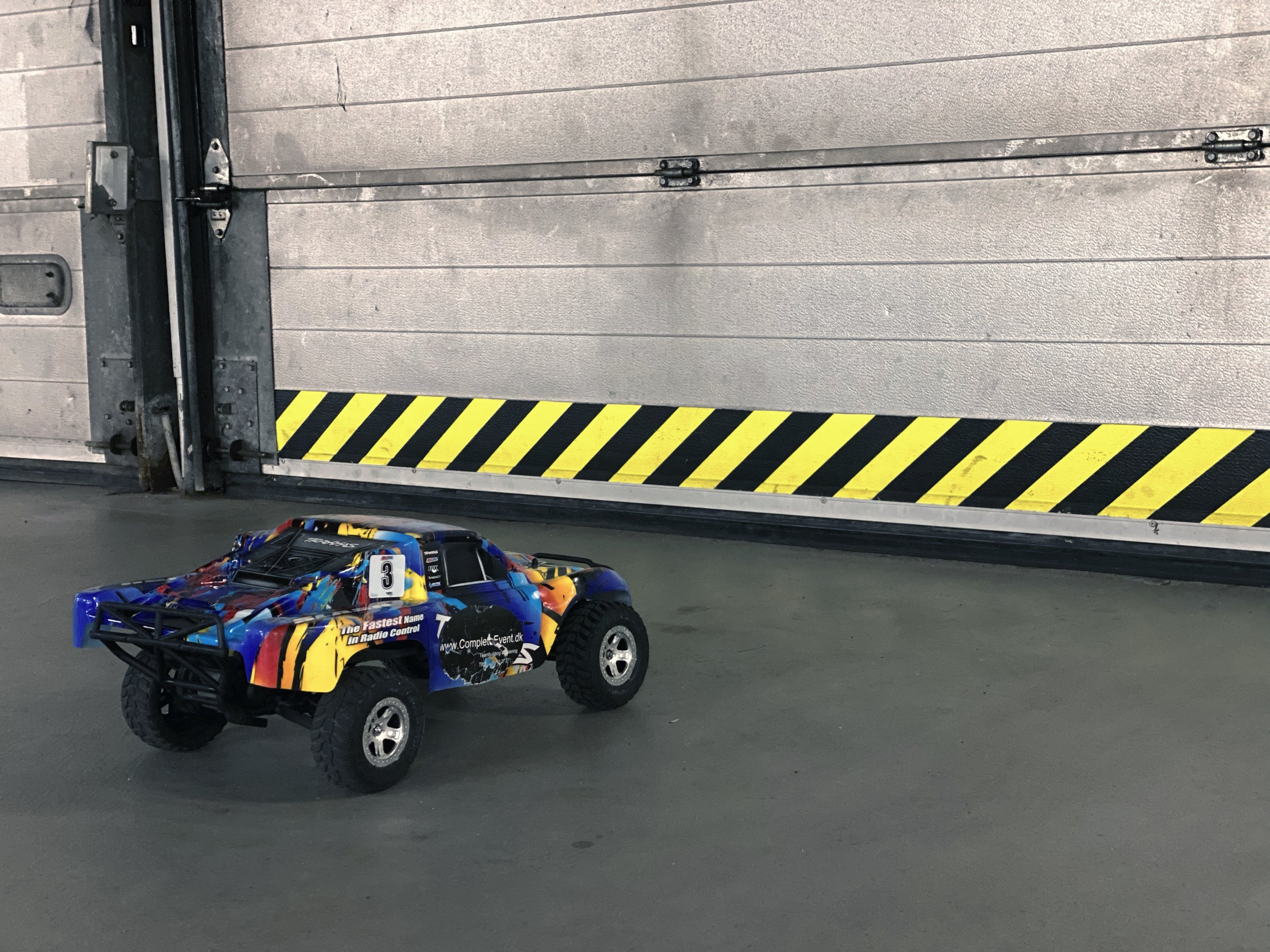 Fjernstyret racerbilsdyst i udendørs setup til sjov teambuilding og konkurrence