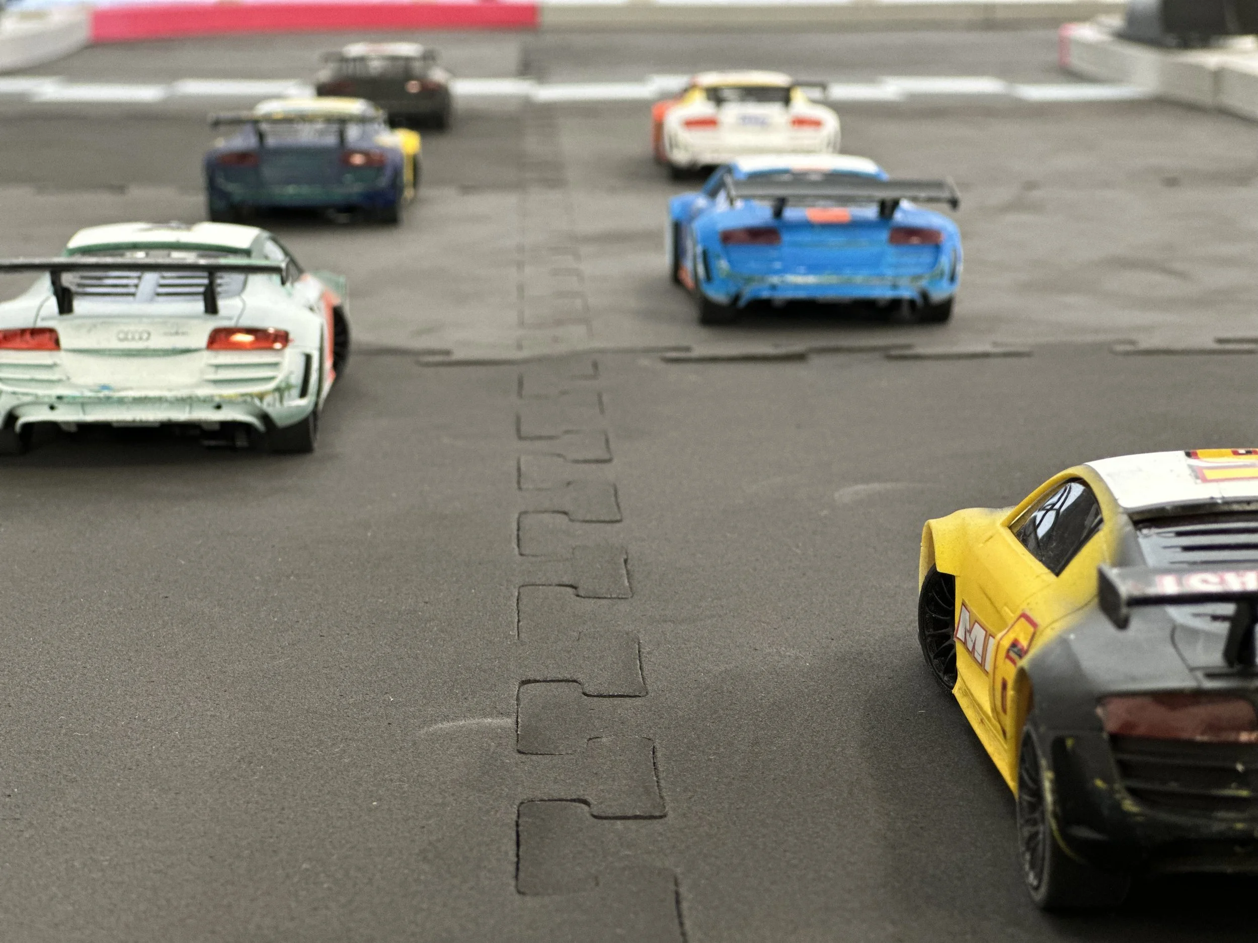 Sjov firmaevent på Sjælland med fjernstyrede racerbiler – teamwork, konkurrence og masser af tempo på banen, når holdene kæmper om sejren.