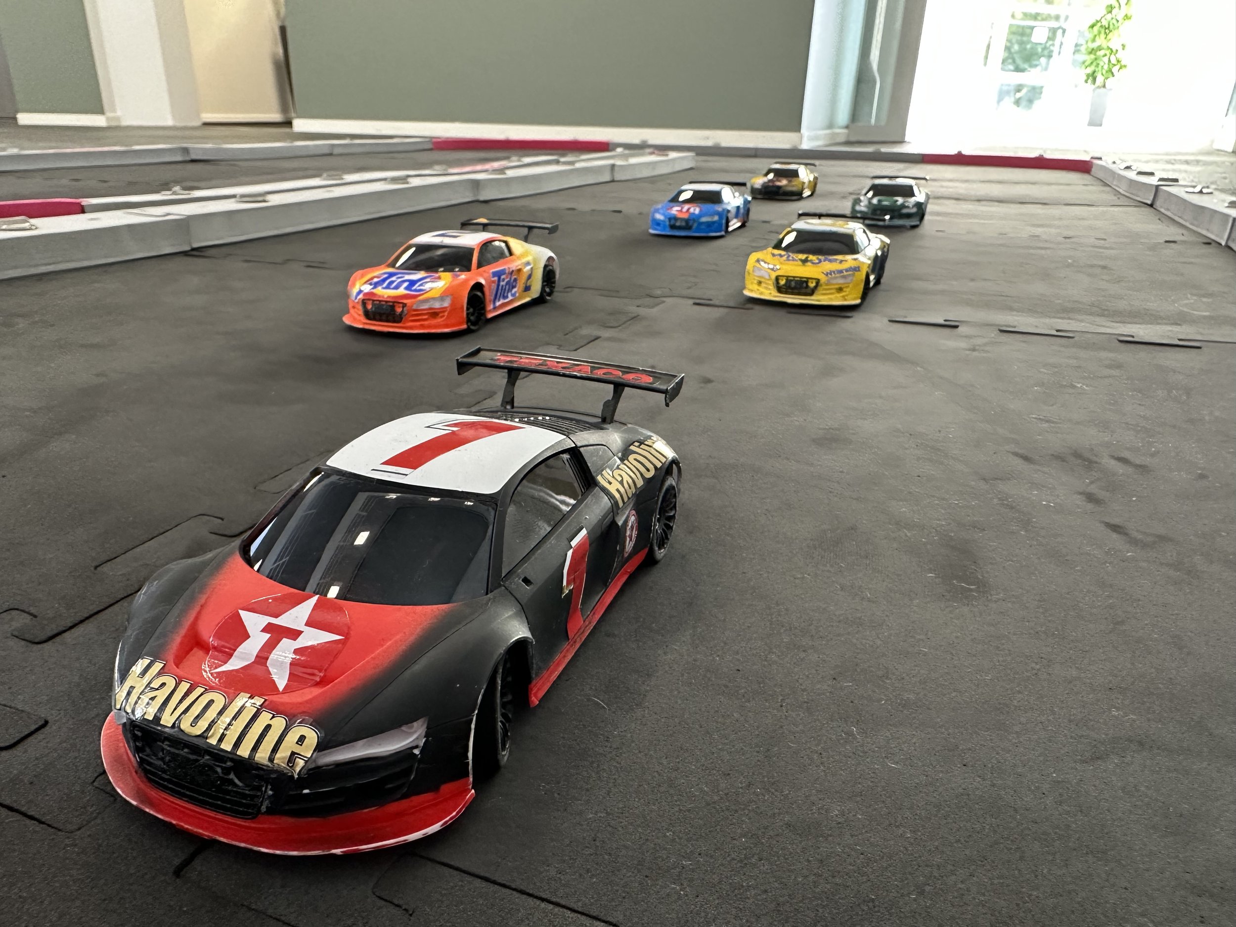 Fartfyldt teambuilding på Sjælland – deltagere styrer fjernstyrede racerbiler i sjove stafetløb, hvor alle på holdet er aktive.