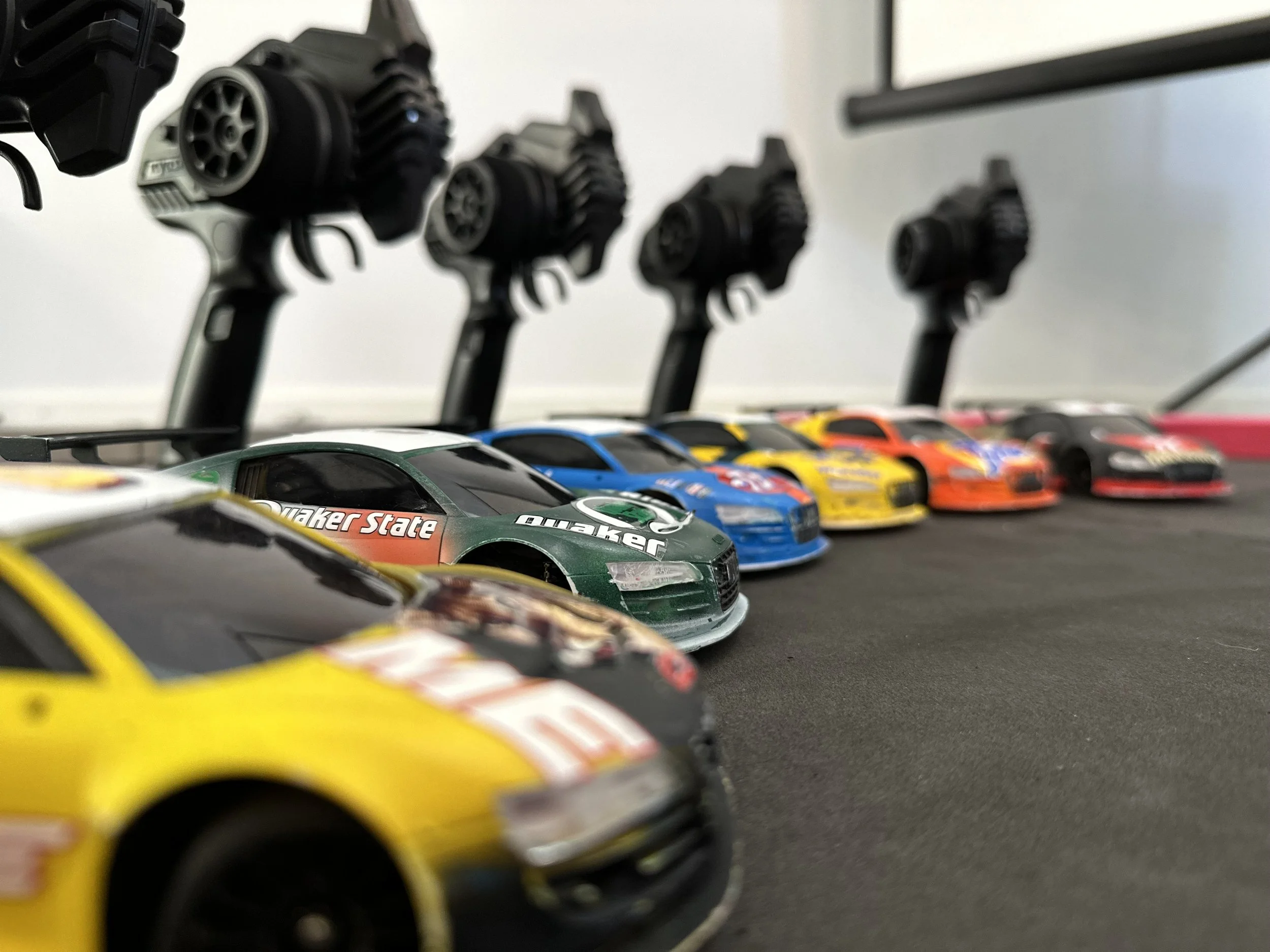 Fjernstyret racerbil som teambuilding – kolleger dyster i stafetløb på indendørs bane i København og Sjælland, hvor fart, grin og samarbejde er i fokus.