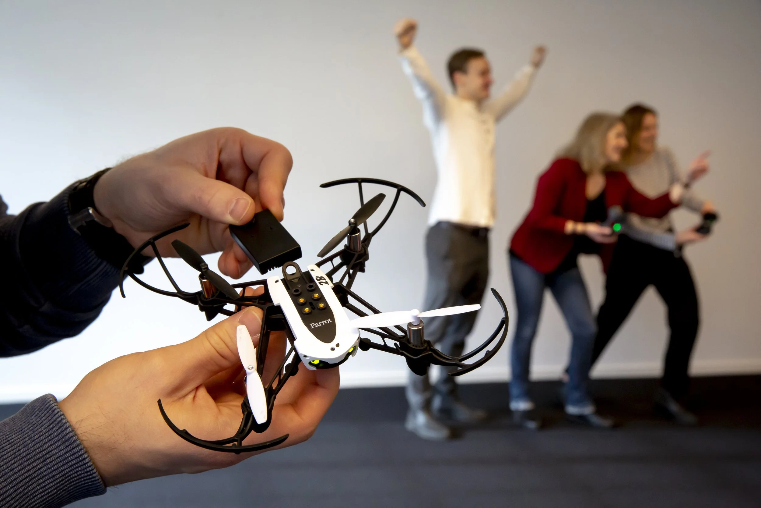 Drone Race teambuilding i København og på Sjælland – en tempofyldt firmaaktivitet hvor hold lærer at styre droner gennem baner og forhindringer. Samarbejde, konkurrence og masser af grin skaber en unik oplevelse, hvor alle deltagere er aktive.