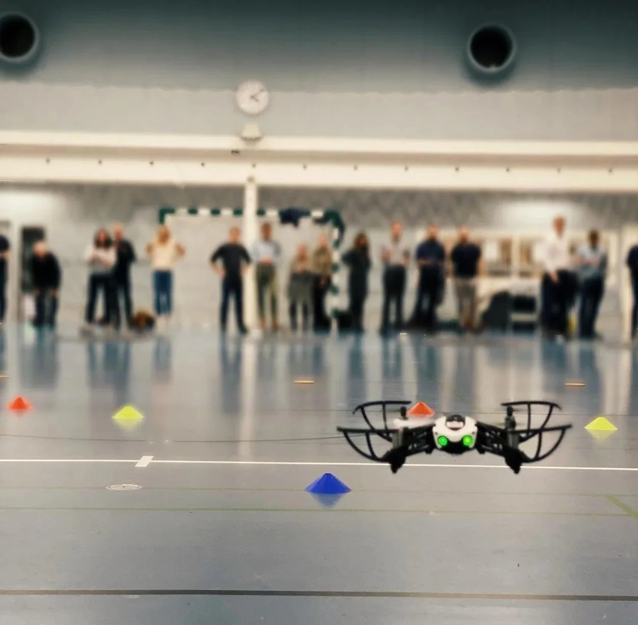 Firmaevent med 2-kamp hos Complete Event – deltagere udfordres i to discipliner: flyvning med droner og stafetløb med fjernstyrede racerbiler. Perfekt teambuilding i København eller på hele Sjælland for teams, der vil styrke fællesskabet.
