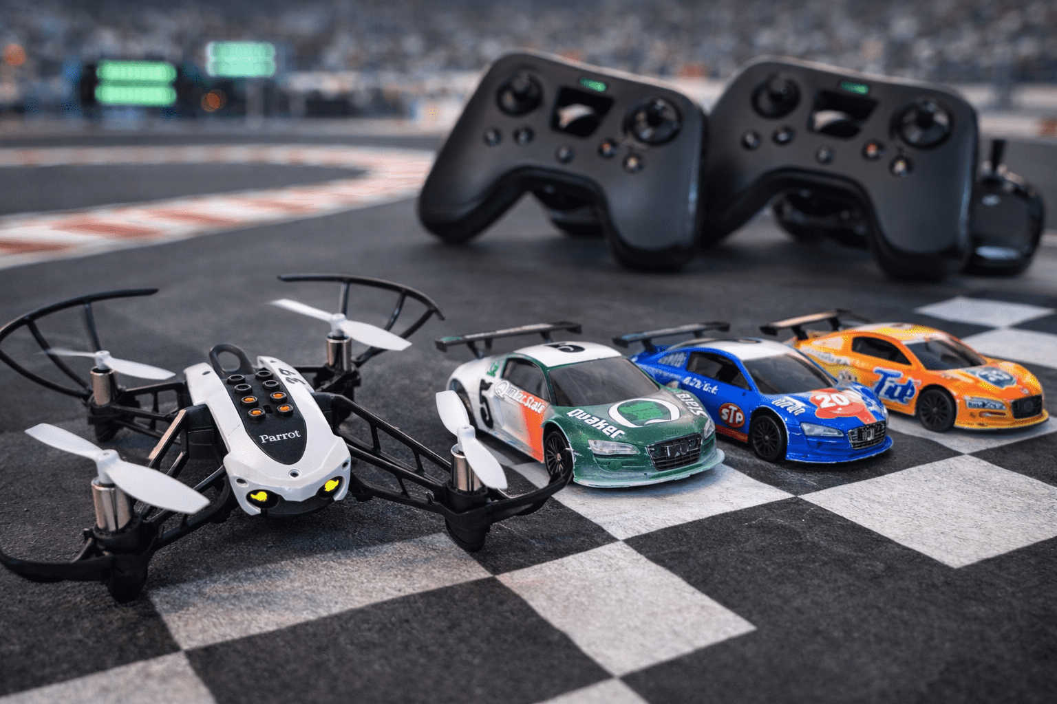 2-kamp indendørs - teambuilding med Drone Race og fjernstyrede racerbiler