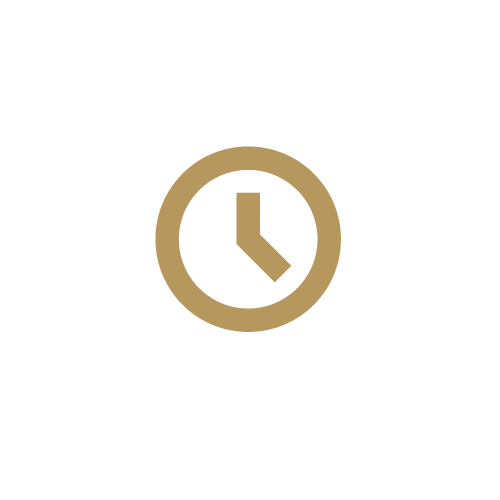 En sort urskive med en grå urvisning, der viser klokken kvart over tre.