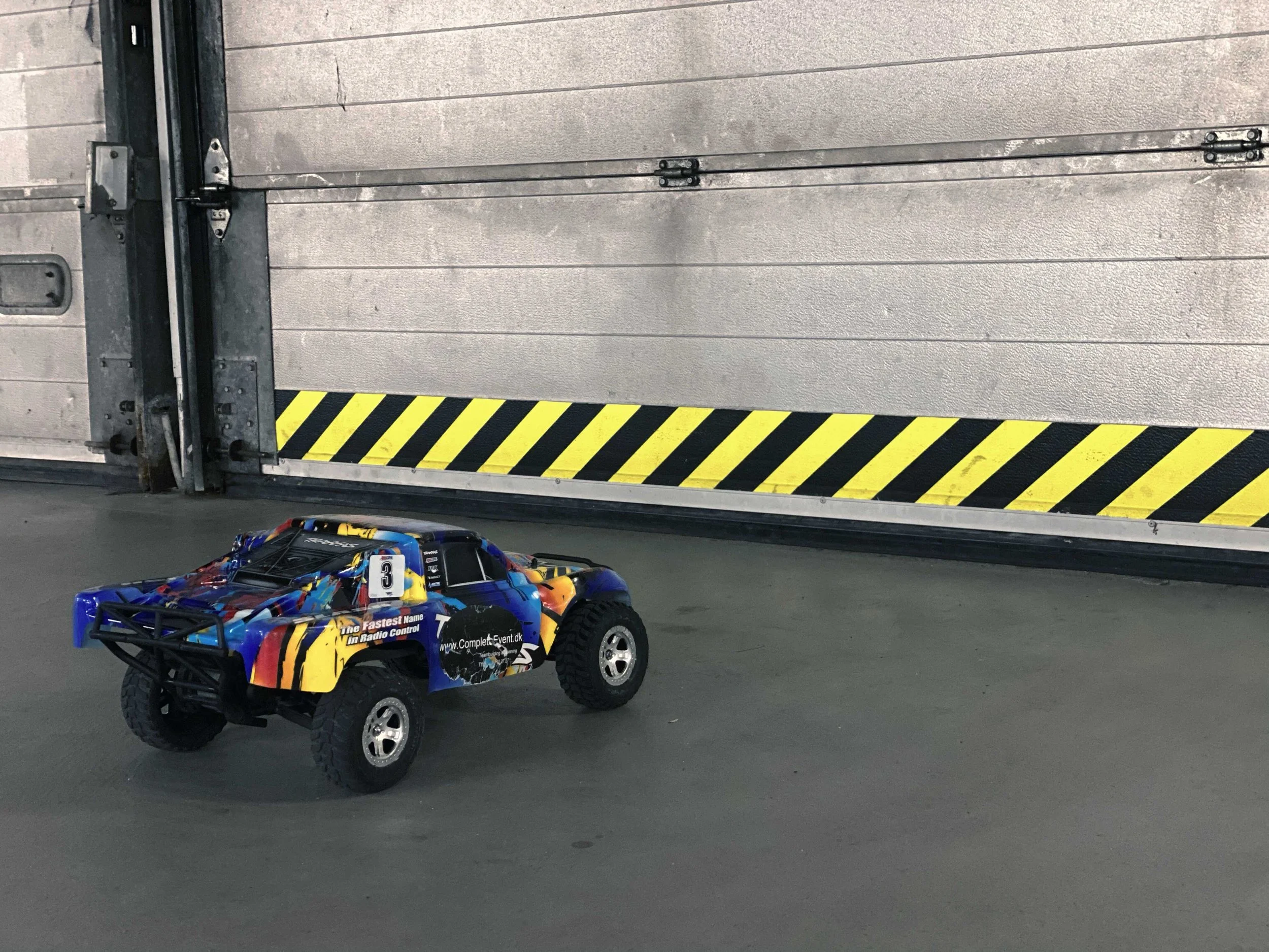 Udendørs racerbils-løb med fjernstyrede biler – konkurrencebaseret teambuilding for firmaer