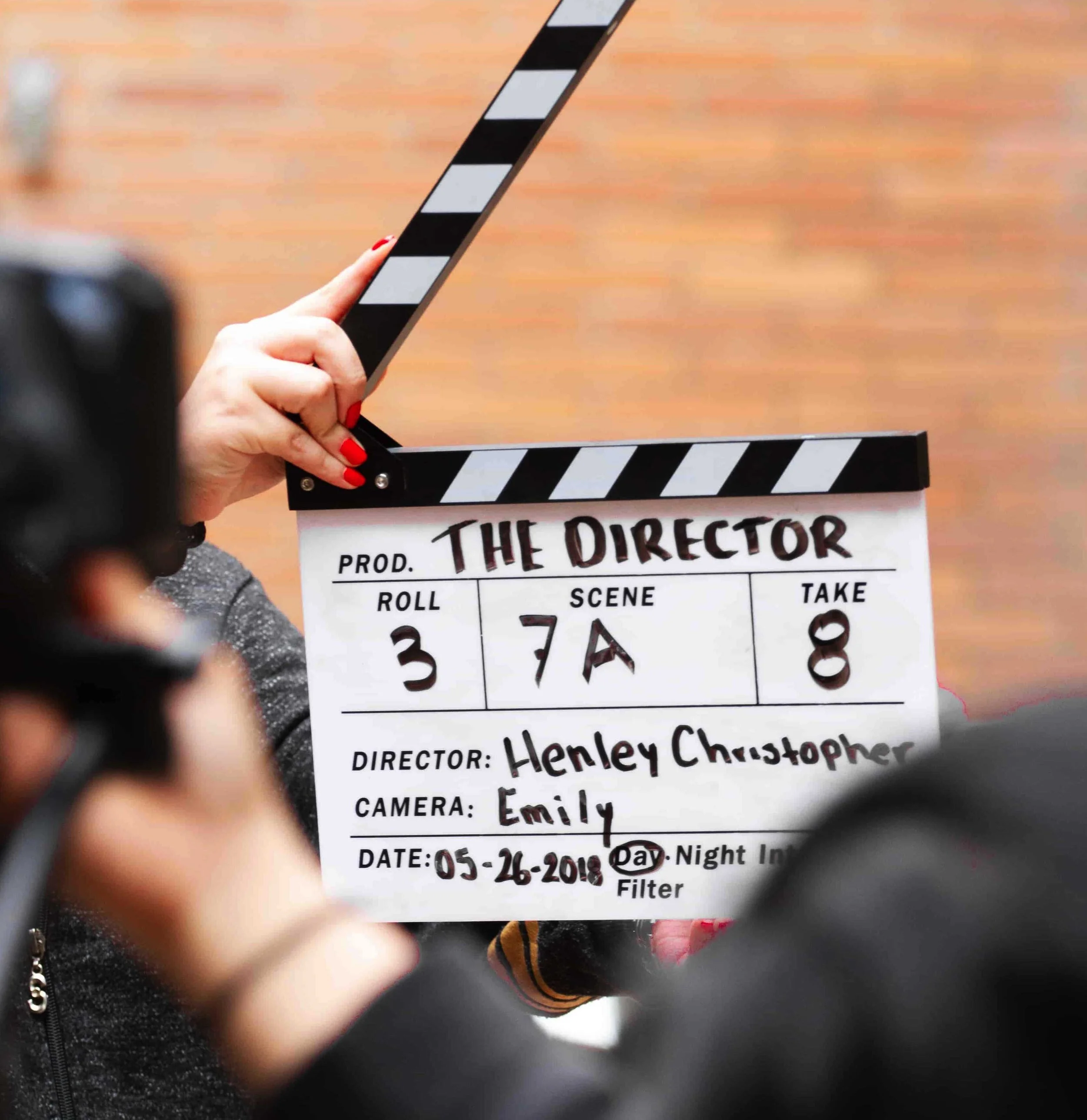 Kollegaer instruerer og optager egen reklamefilm som kreativ teambuildingøvelse for virksomheder