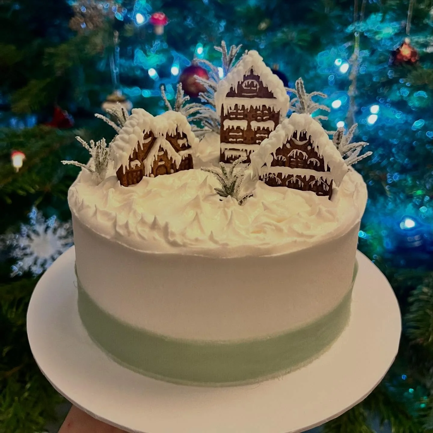 If anyone&rsquo;s in the panic stage of realising it&rsquo;s pretty much mid-December, don&rsquo;t worry! 

My Kitchen Wintering email series has homemade mincemeat (2 versions), mince pie recipes, last minute mincemeat Christmas cake and I&rsquo;ve 